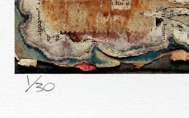 Abstrakte Collage mit abgerissenen Papierlagen in Braun, Beige und Blau über weißem Rand mit 1/30 unten links.
