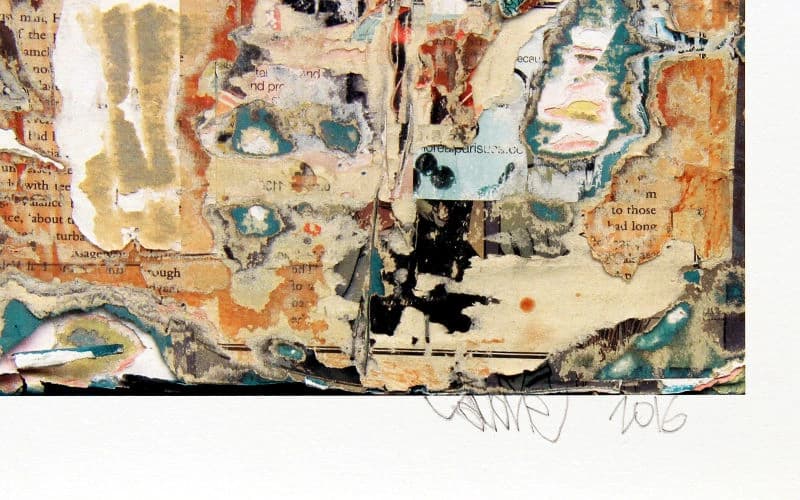 Abstrakte Collage aus zerrissenen Papierflächen in Beige, Ocker, Blau und Schwarz vor weißem Hintergrund.