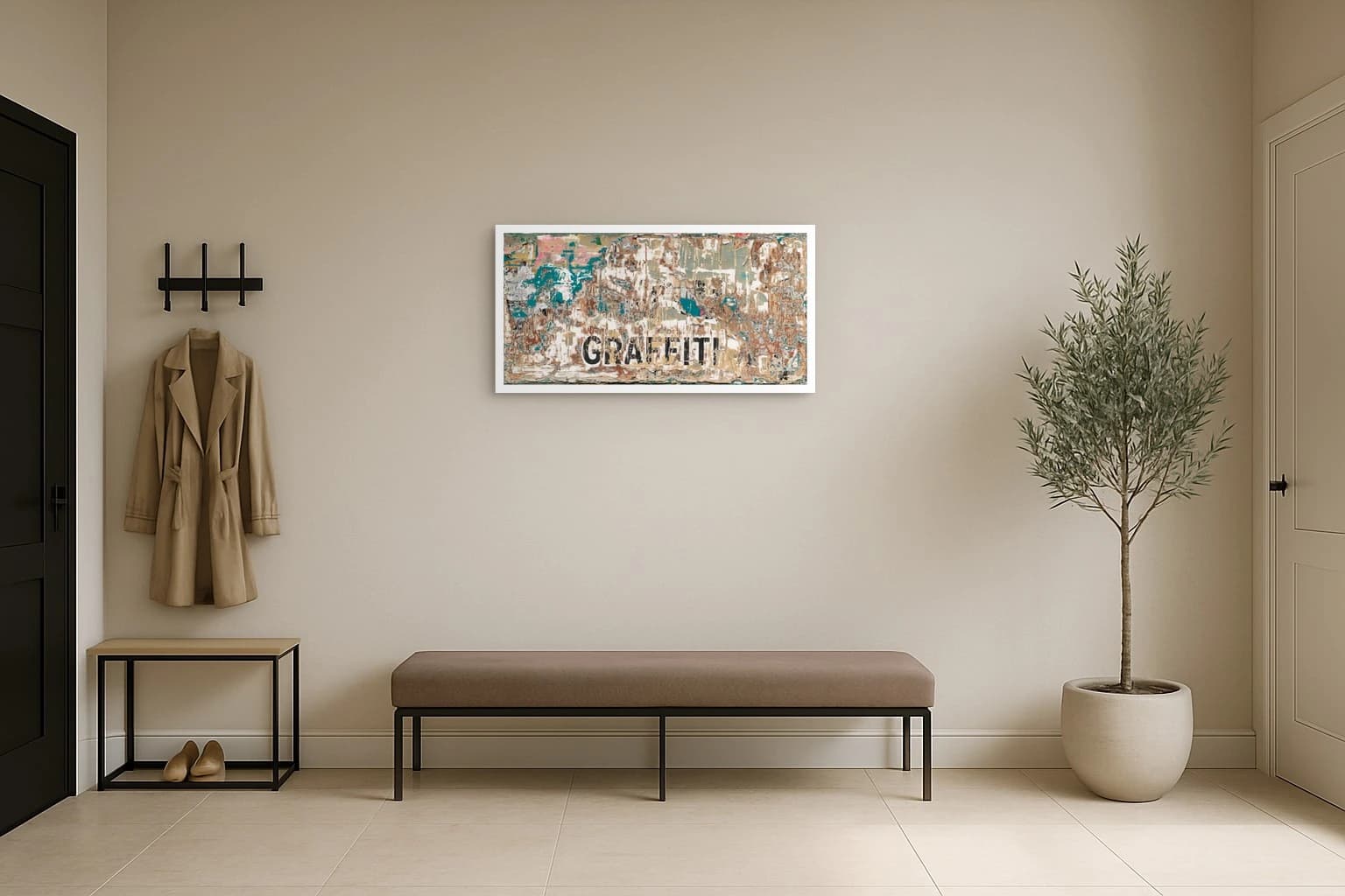 Abgeblätterte Wand mit schwarzem GRAFFITI und türkisfarbenen Farbresten, als Kunstwerk an der Wand eines hellen Flurs.