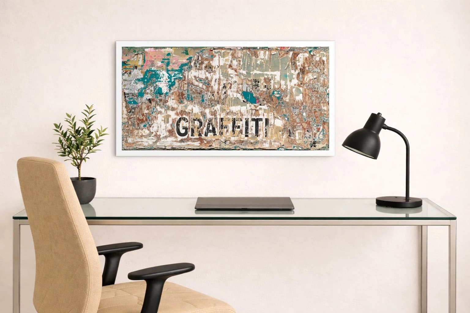 Abgenutztes Wandbild mit GRAFFITI in Schwarz und türkisfarbenen Resten, als Kunstwerk an der Wand eines hellen Raums.