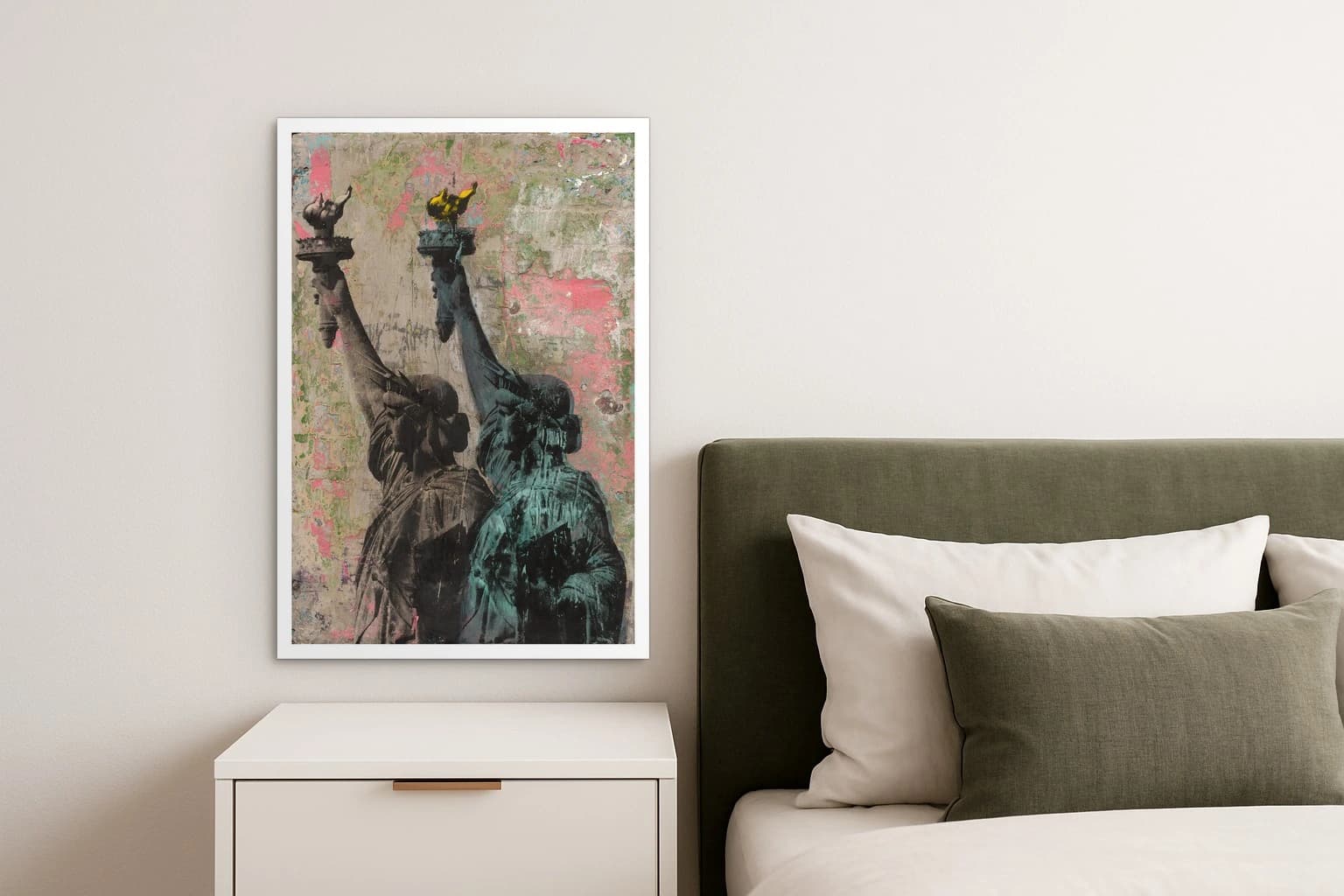 Zwei dunkle Freiheitsstatuen mit erhobenen Fackeln vor grauem Hintergrund mit rosa Flecken, als Kunstwerk an der Wand eines Schlafzimmers.