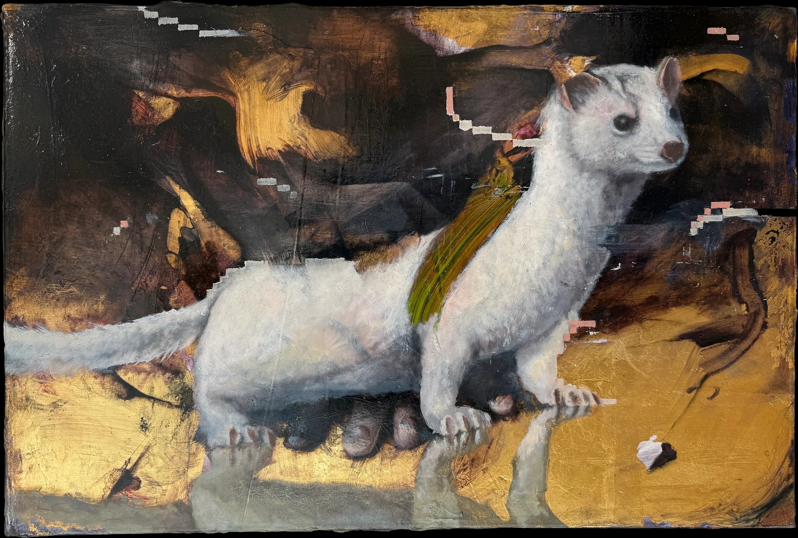 Weiße Katze mit grünem Streifen auf dem Rücken vor dunklem Hintergrund mit goldenen Farbflächen.