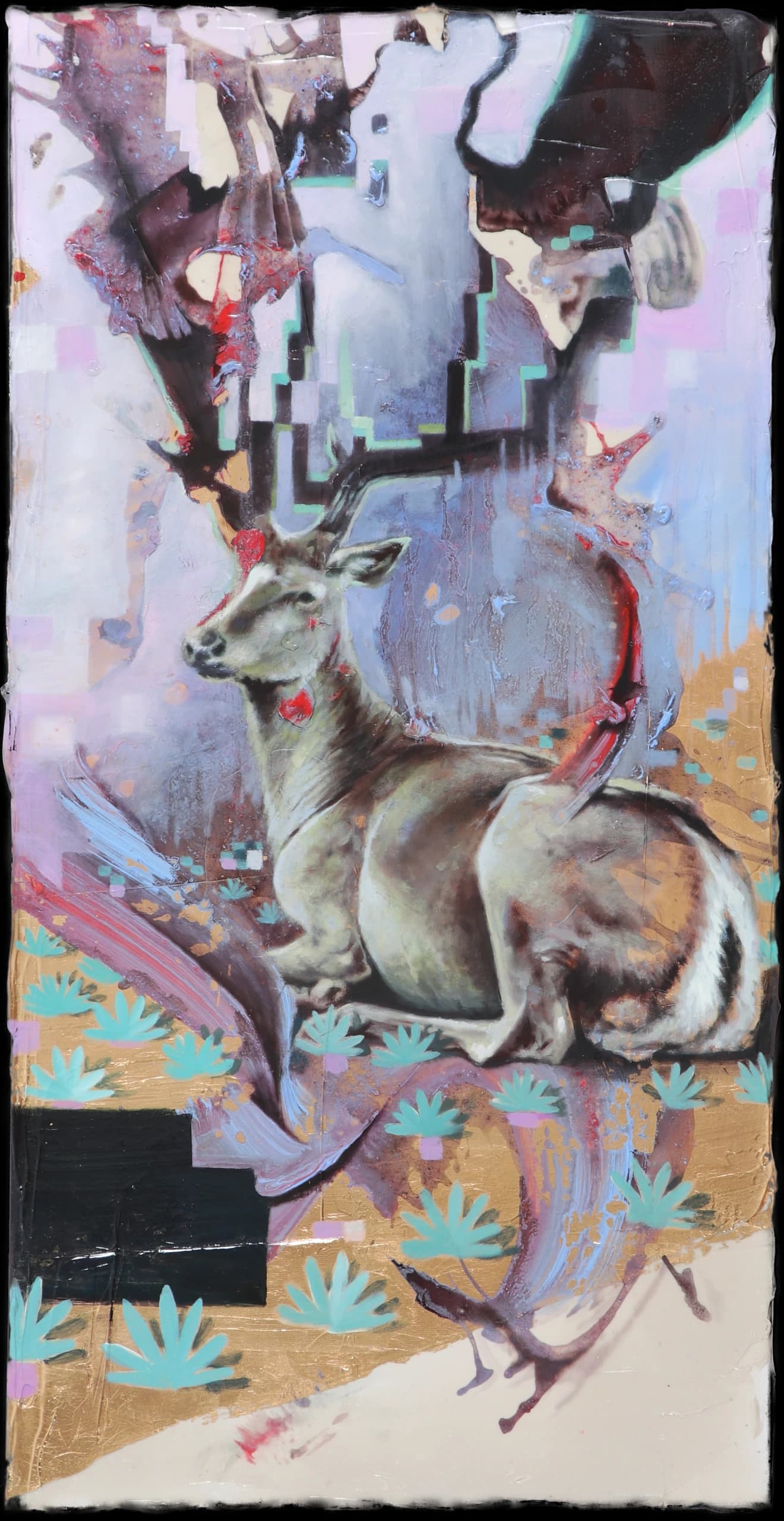 Ein sitzender Hirsch mit Geweih vor pastellfarbenen Flächen, Blüten, abstrakten Formen und schwarzen Blöcken.