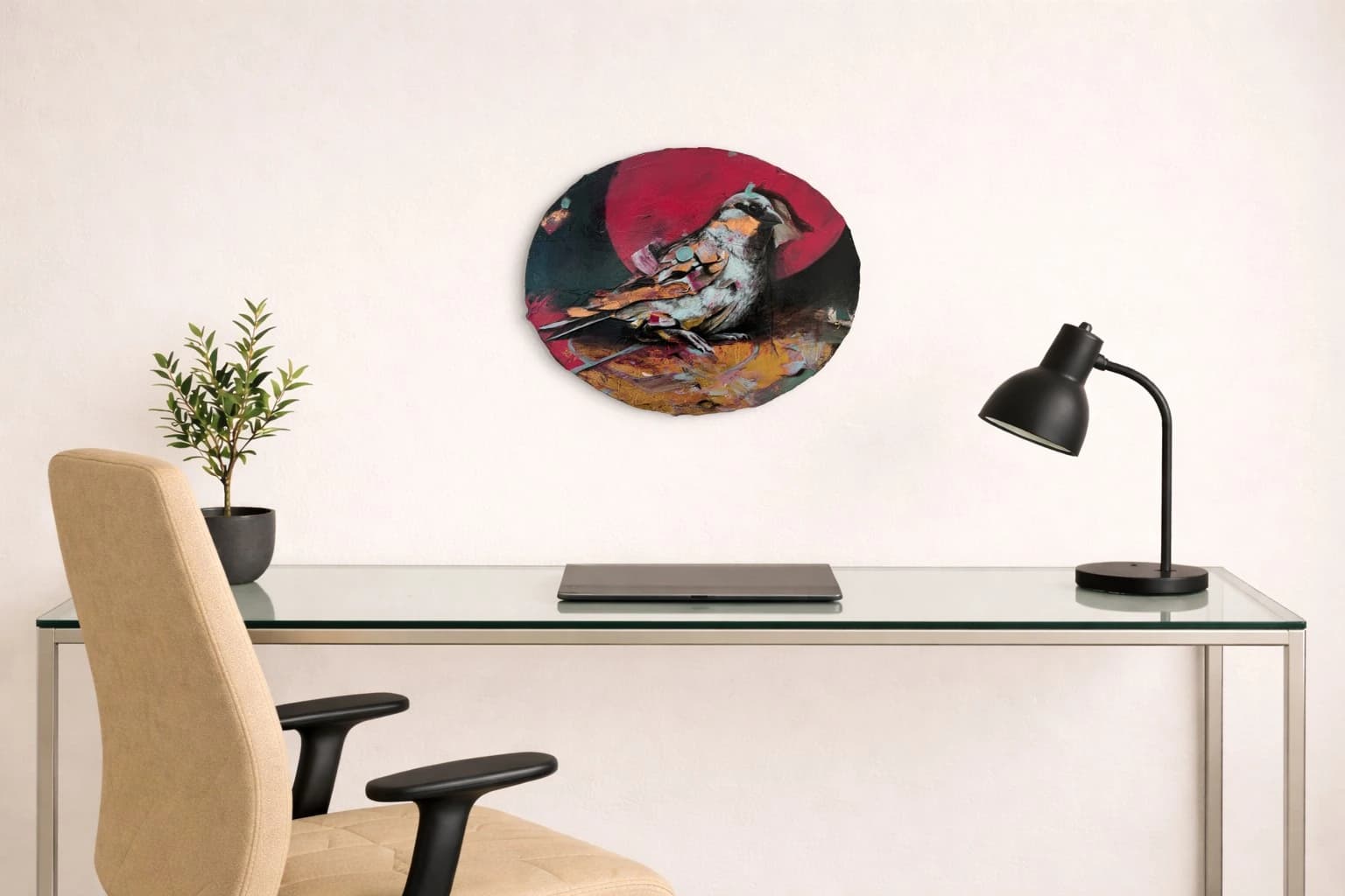 Ein grauer Vogel sitzt auf farbigen Ästen vor rotem und schwarzem Hintergrund, als Kunstwerk an der Wand eines Arbeitszimmers.