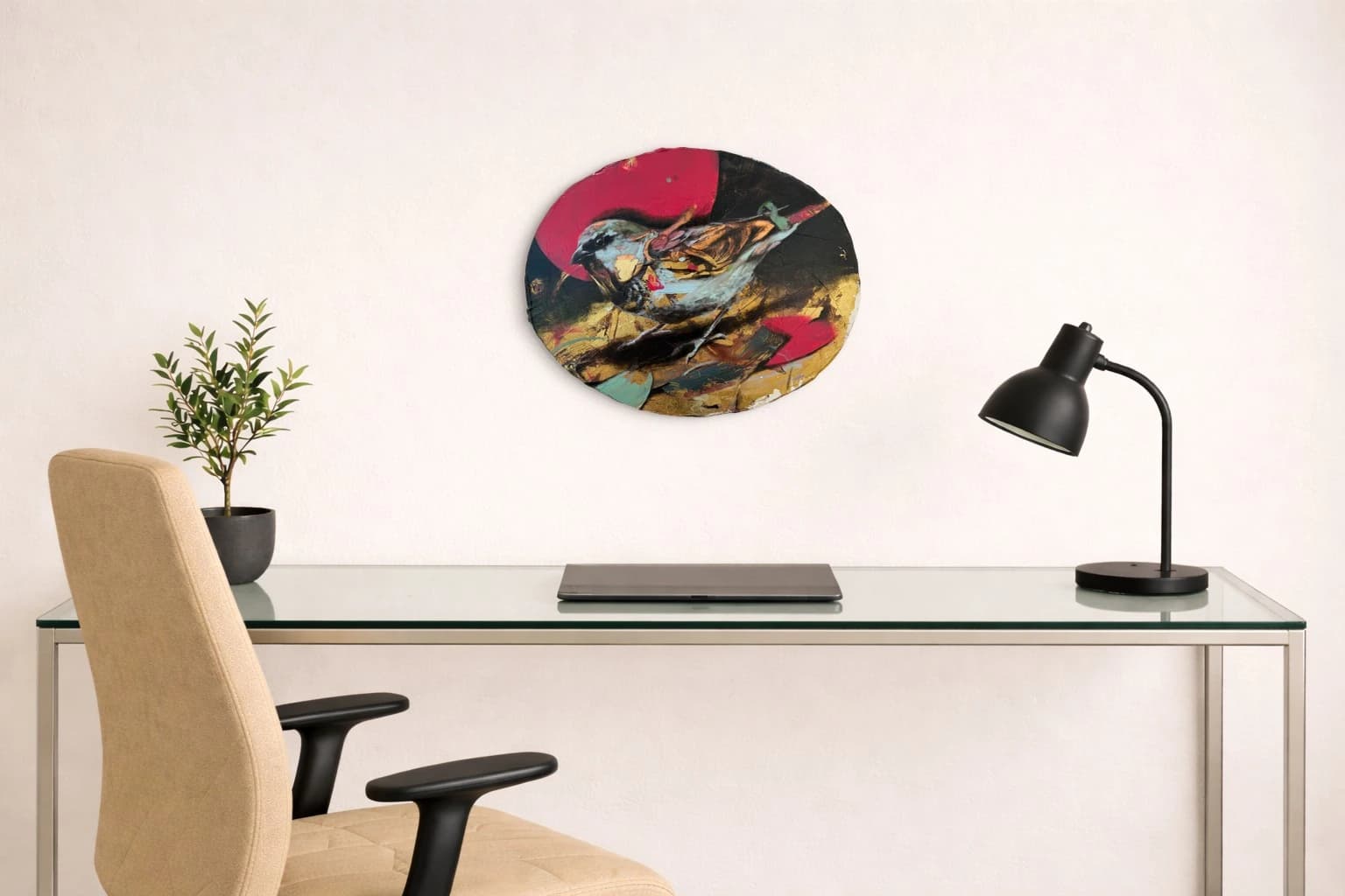 Ein Spatz mit ausgebreiteten Flügeln vor roten, schwarzen, goldenen und türkisen Farbflächen, als Kunstwerk an der Wand eines Arbeitszimmers.