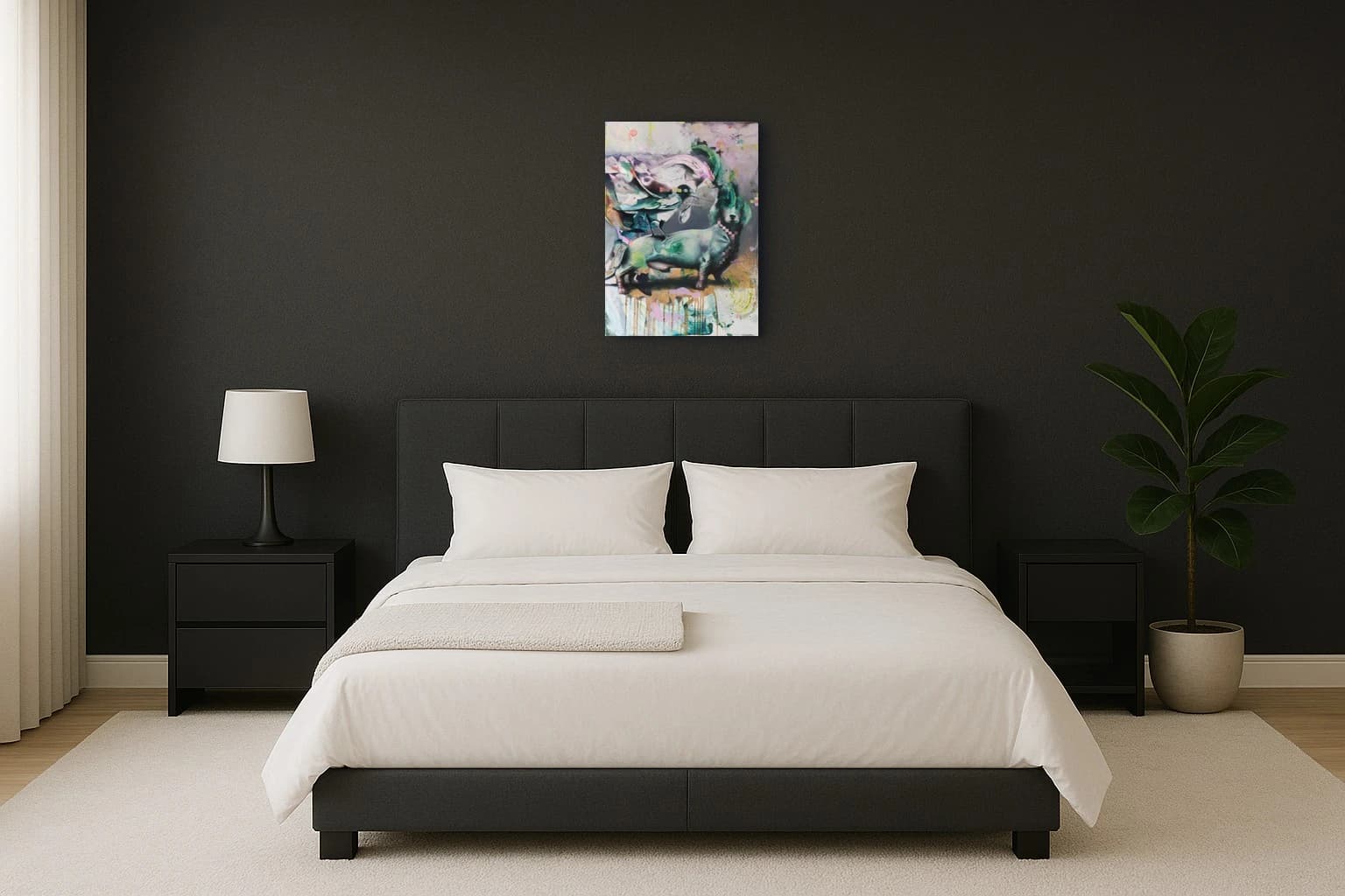 Ein grüner Dackel vor abstrakten rosa, türkisfarbenen und grauen Flächen mit Farbspritzern, als Kunstwerk an der Wand eines Schlafzimmers.