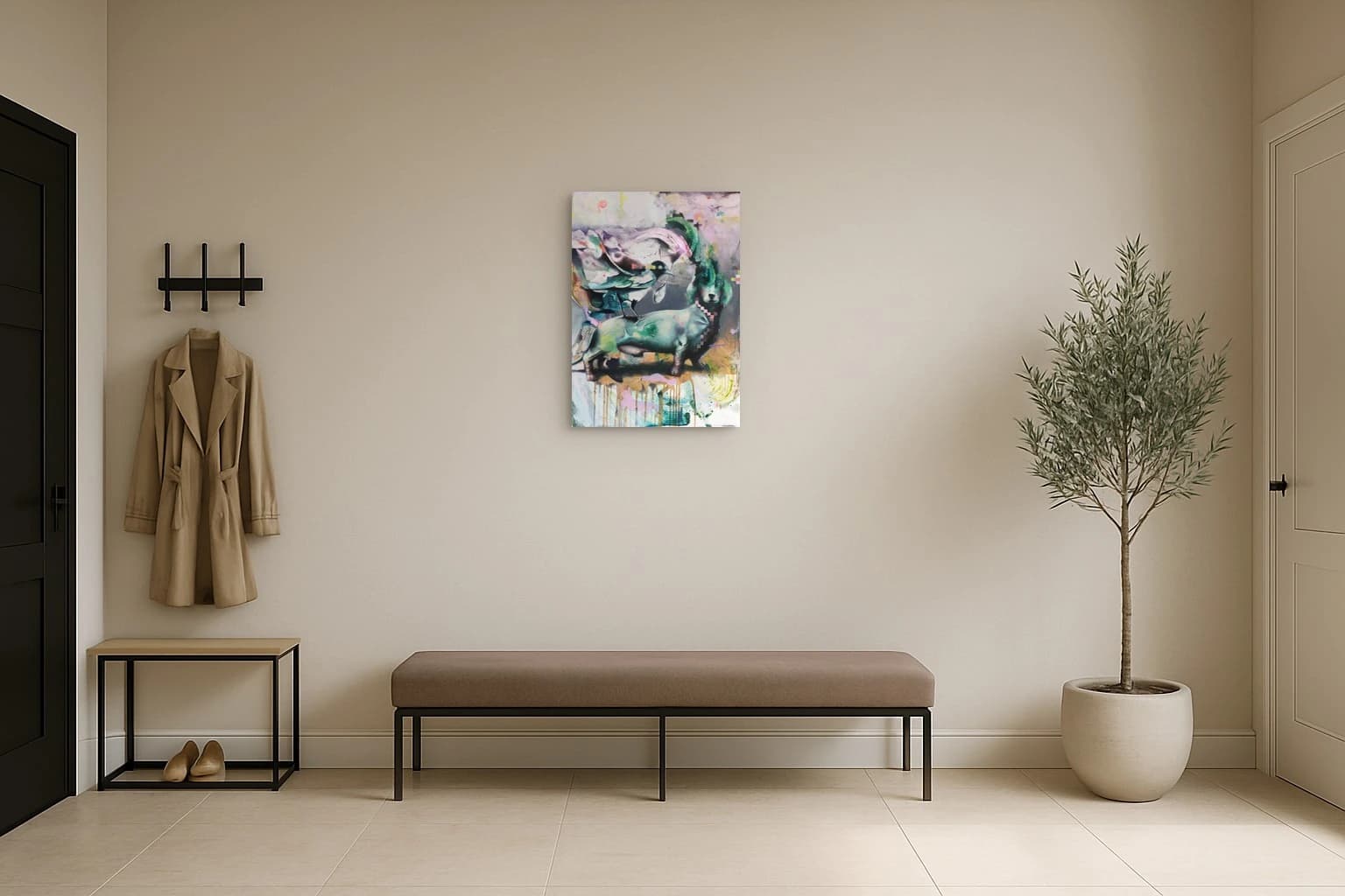 Ein grüner Dackel vor rosa, türkisfarbenen und grauen Flächen mit Farbspritzern, als Kunstwerk an der Wand eines hellen Flurs.