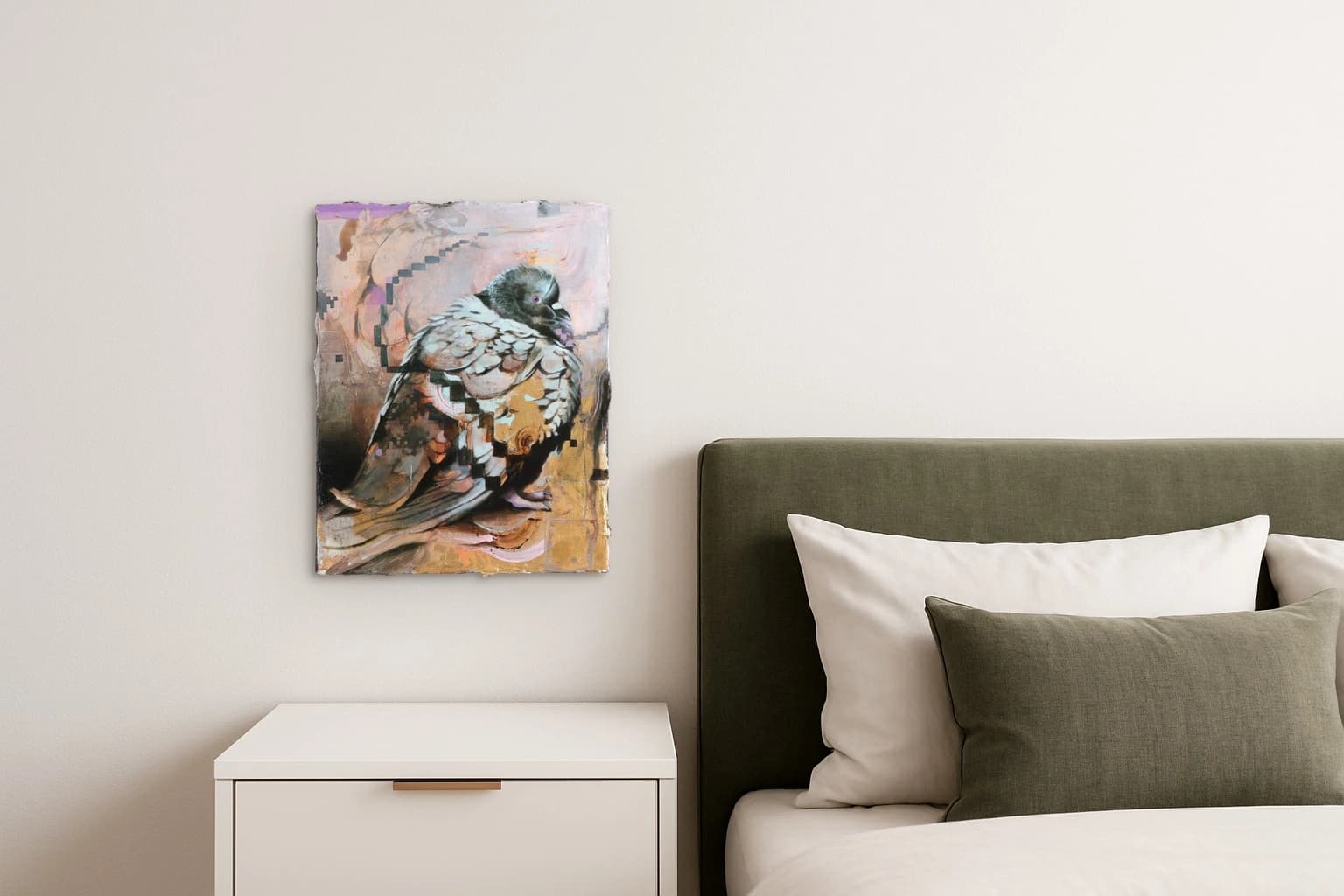Eine Taube mit dunklem Kopf und rosafarbenem Auge vor pastellfarbenem abstraktem Hintergrund, als Kunstwerk an der Wand eines Schlafzimmers.