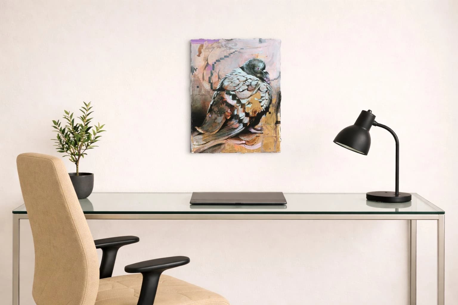 Eine Taube mit dunklem Kopf und rosafarbenem Auge vor pastellfarbenem abstraktem Hintergrund, als Kunstwerk an der Wand eines Arbeitszimmers.