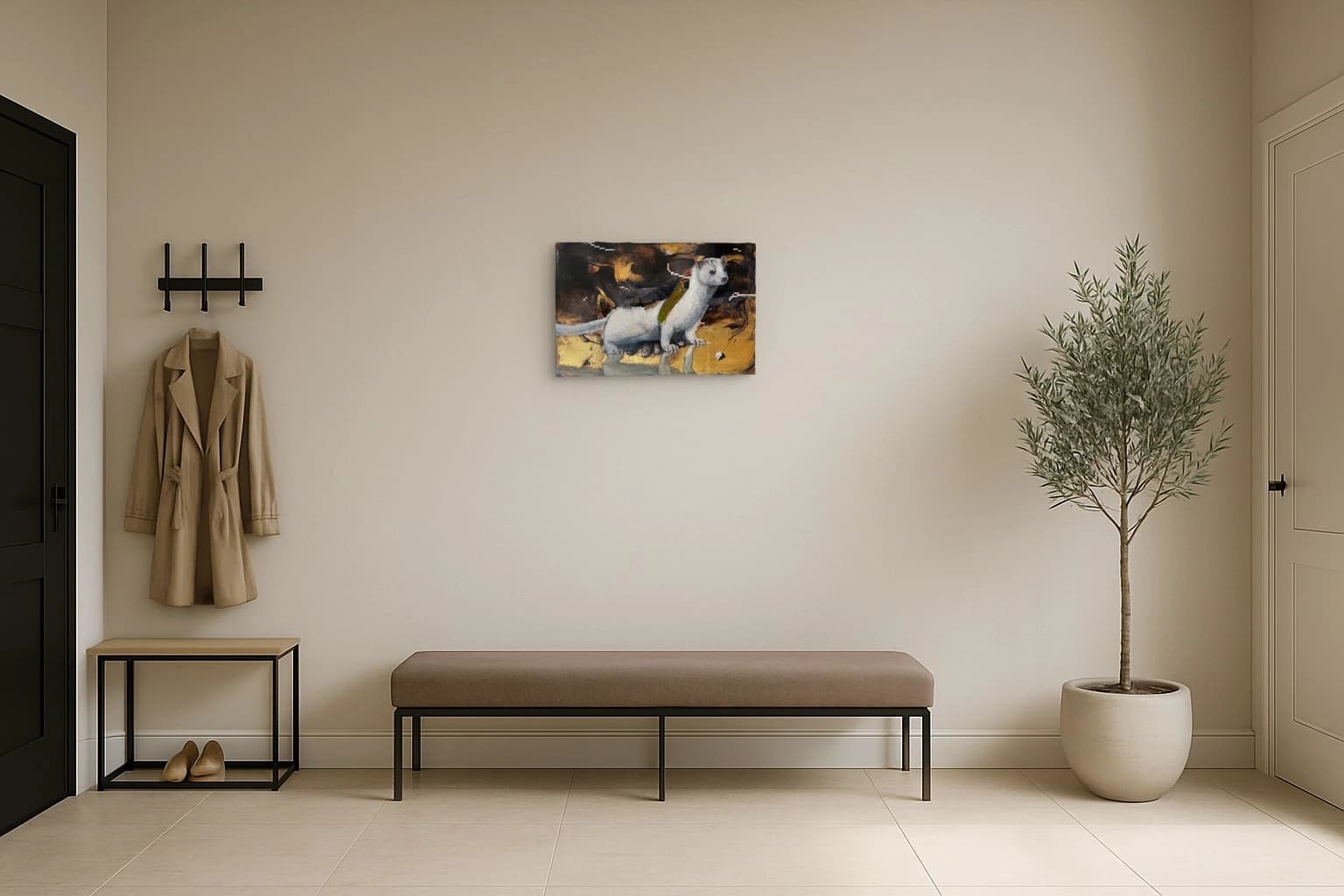 Weiße Katze mit grünem Streifen auf dem Rücken vor dunklem Hintergrund mit goldenen Flächen, als Kunstwerk an der Wand eines hellen Flurs.