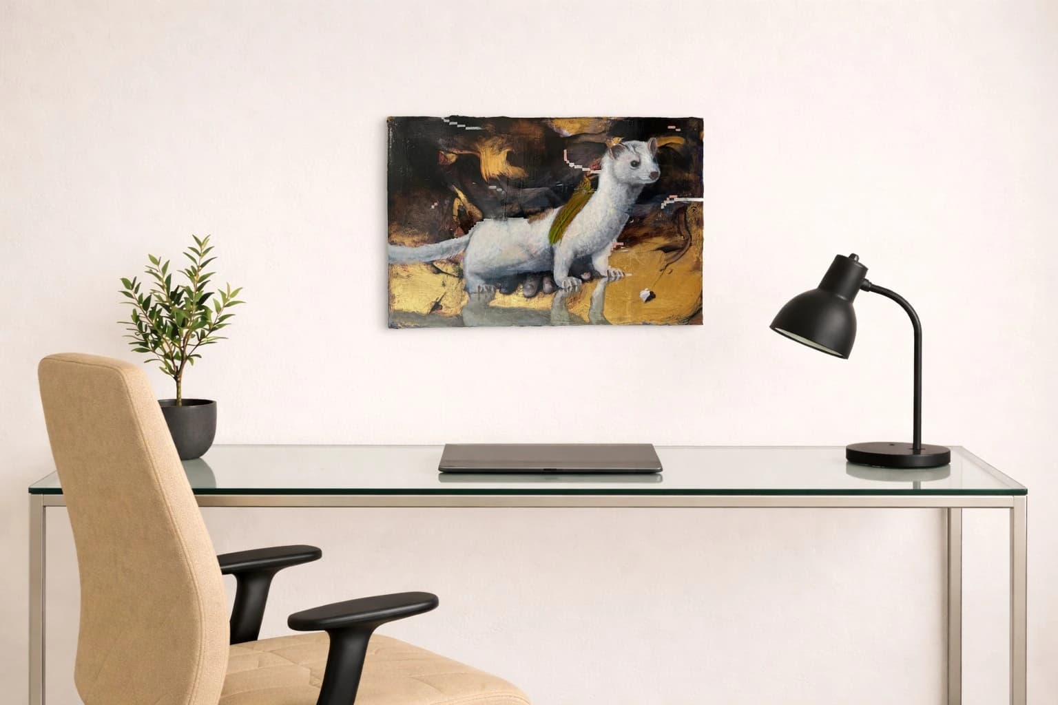 Weiße Katze mit grünem Streifen auf dem Rücken vor dunklem Hintergrund mit goldenen Farbflächen, als Kunstwerk an der Wand eines Arbeitszimmers.