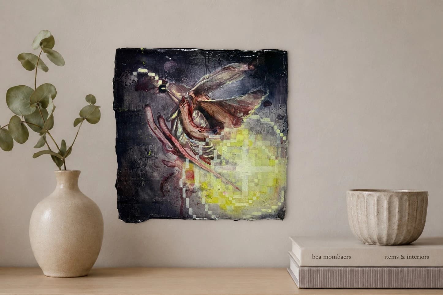 Ein Käfer mit ausgebreiteten Flügeln über gelbgrünen Pixel-Flächen auf dunklem Grund, als Kunstwerk an der Wand eines hellen Raums.