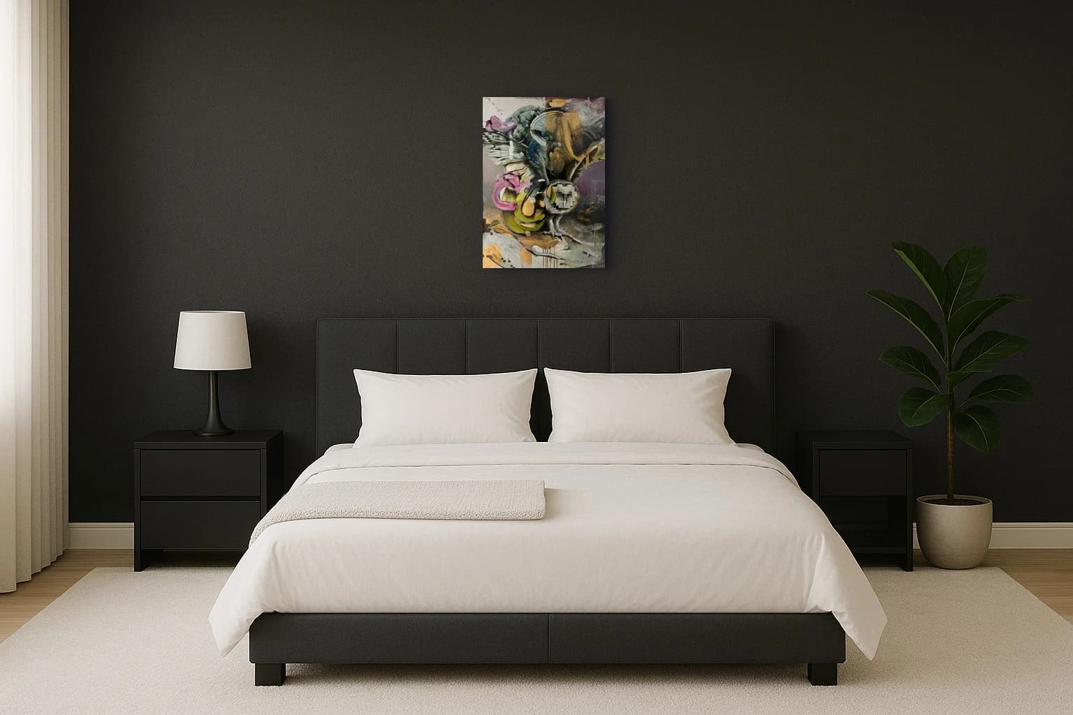 Abstrakte Komposition mit rosa, grünen, gelben und schwarzen Pinselspuren sowie grauen Flächen, als Kunstwerk an der Wand eines Schlafzimmers.
