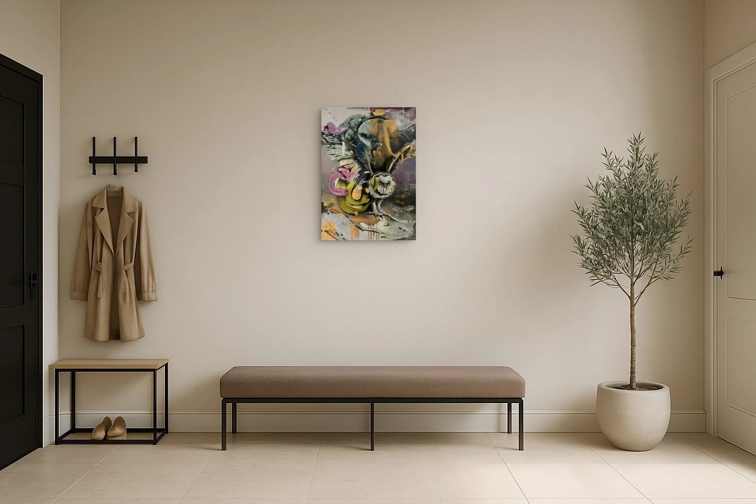 Abstrakte Komposition mit rosa, grünen, gelben und schwarzen Pinselspuren sowie grauen Flächen, als Kunstwerk an der Wand eines hellen Flurs.