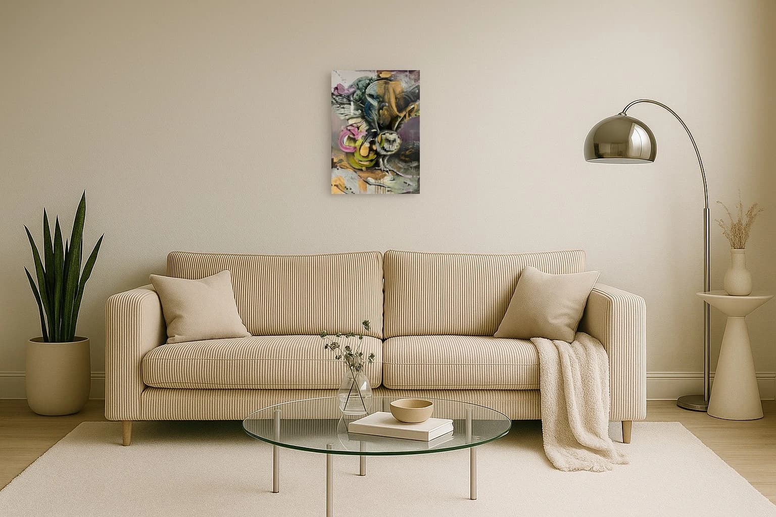 Abstrakte Komposition mit rosa, grünen, gelben und schwarzen Pinselspuren sowie grauen Flächen, als Kunstwerk an der Wand eines Wohnzimmers.