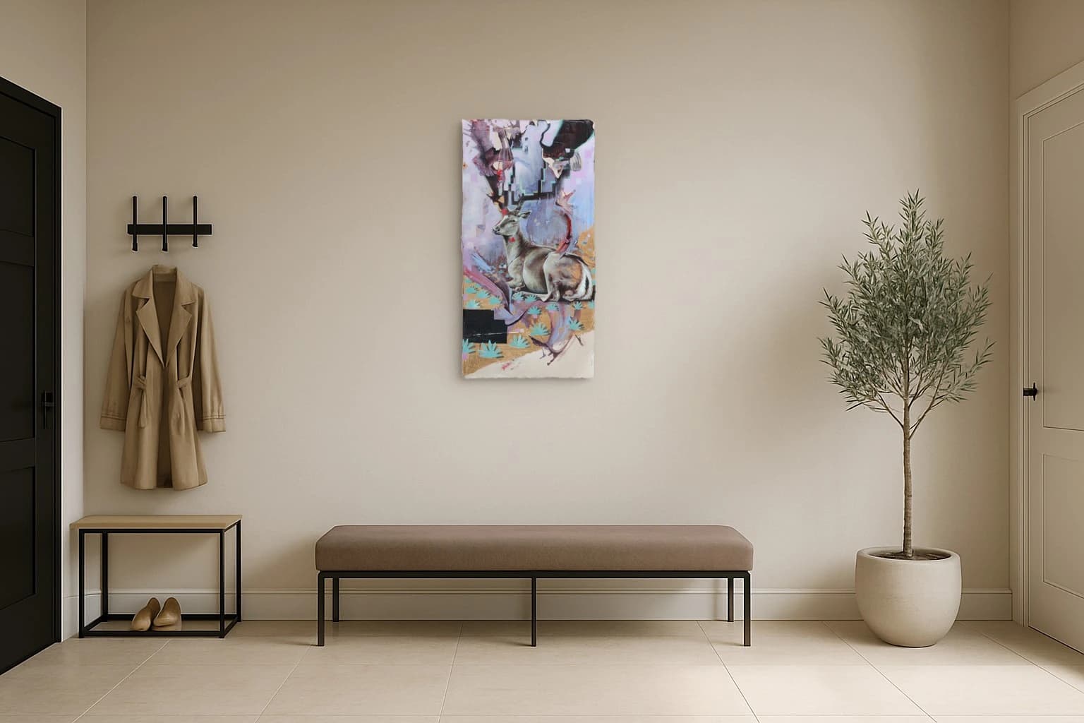 Ein sitzender Hirsch mit Geweih vor pastellfarbenen Flächen, Blüten, Formen und schwarzen Blöcken, als Kunstwerk an der Wand eines hellen Flurs.