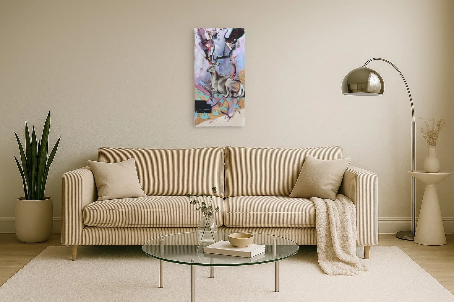 Ein sitzender Hirsch mit Geweih vor Pastellflächen, Blüten und schwarzen Blöcken, als Kunstwerk an der Wand eines Wohnzimmers.