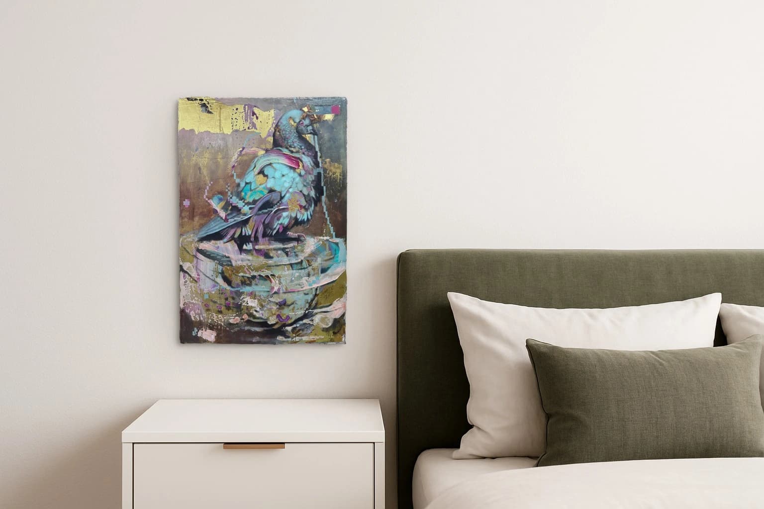 Ein türkisfarbener Vogel mit violetten Federn sitzt auf einer bemalten Schale vor abstraktem Hintergrund, als Kunstwerk an der Wand eines Schlafzimmers.