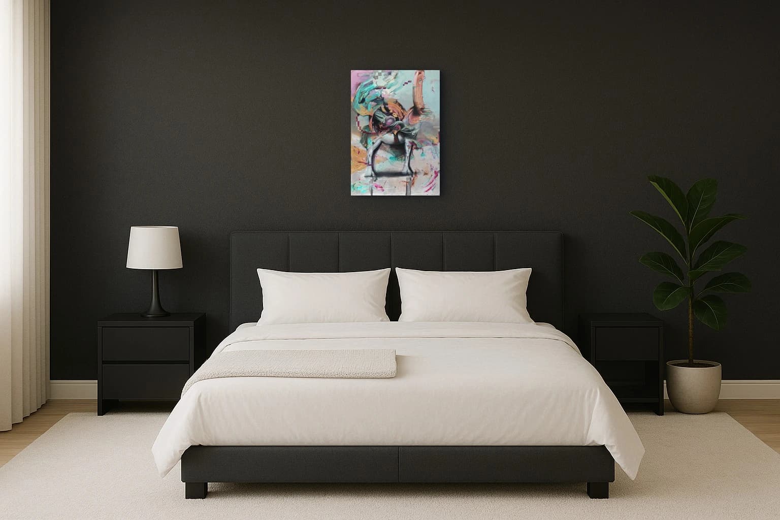 Dunkles Pferd mit Reiter vor pastellfarbenem Hintergrund, als Kunstwerk an der Wand eines hellen Schlafzimmers.