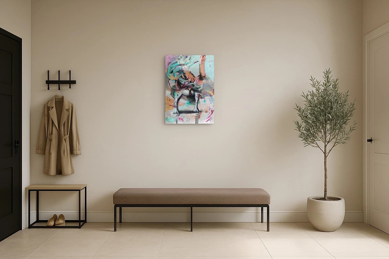 Abstraktes dunkles Pferd mit Reiter vor pastellfarbenem Hintergrund, als Kunstwerk an der Wand eines hellen Flurs.