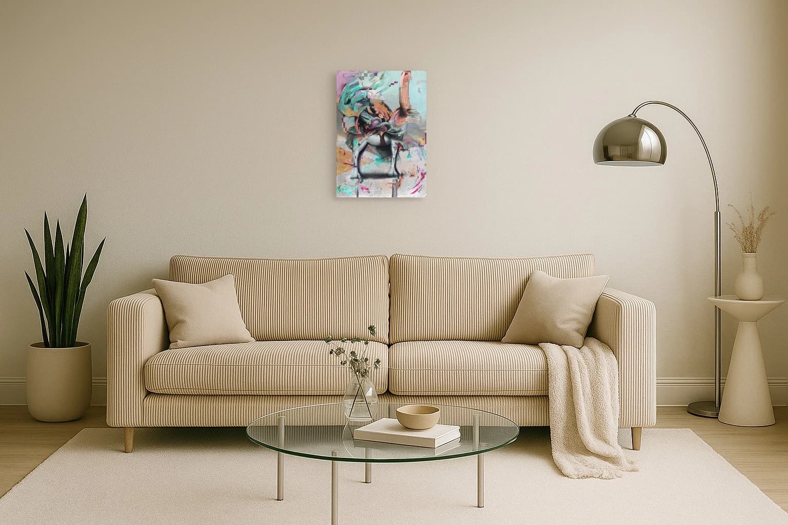 Abstraktes dunkles Pferd mit Reiter vor pastellfarbenem Hintergrund, als Kunstwerk an der Wand eines Wohnzimmers.