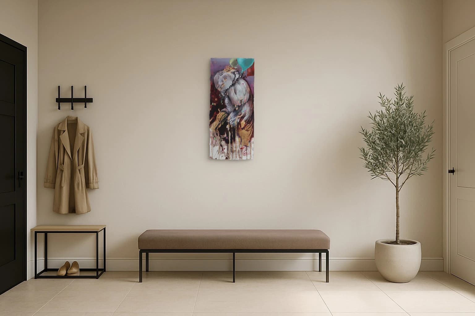 Abstrakte Figur mit grauem Kopf, buntem Gefieder, Ballons und Farbspritzern, als Kunstwerk an der Wand eines hellen Flurs.