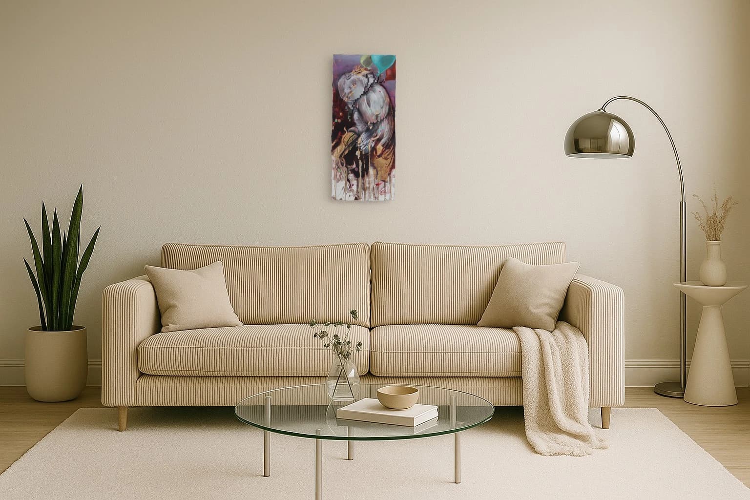 Abstrakte Figur mit grauem Kopf und buntem Gefieder vor dunklem Hintergrund mit Ballons und Farbspritzern, als Kunstwerk an der Wand eines hellen Wohnzimmers.