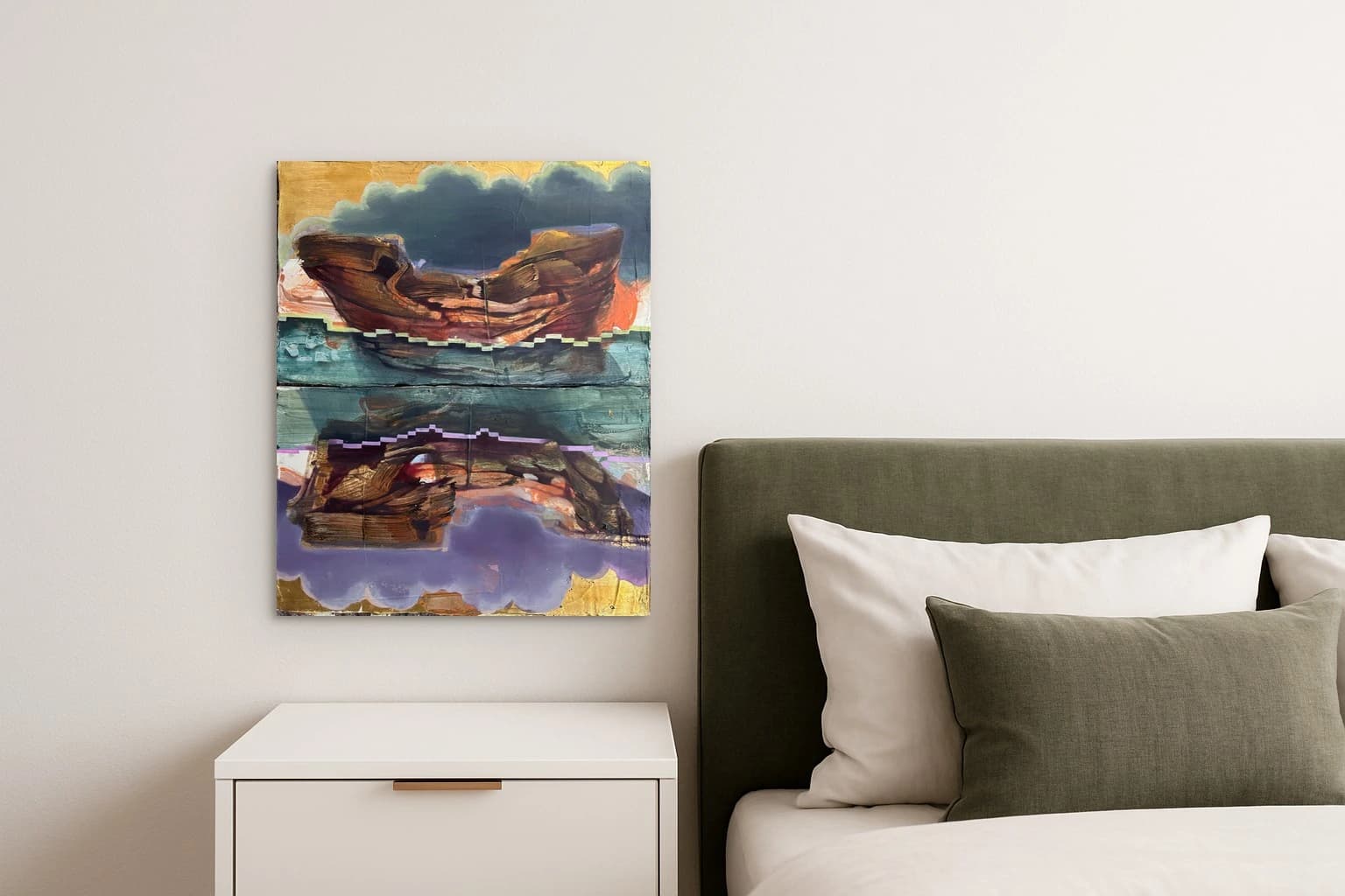 Zwei spiegelnde braune Boote über blauem Wasser vor dunklen Wolken, als Kunstwerk an der Wand eines Schlafzimmers.