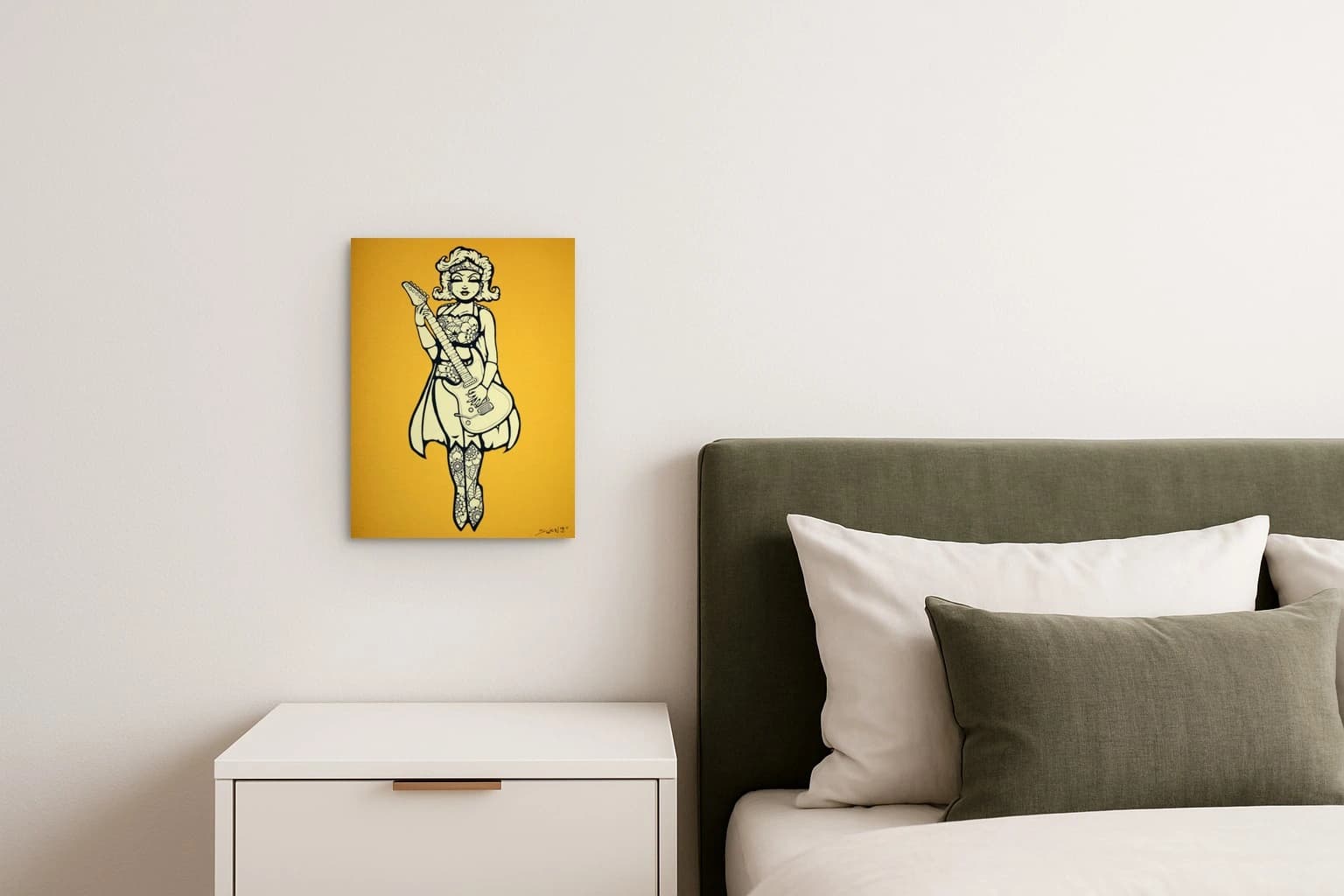 Stilisierte Frau mit Gitarre vor gelbem Hintergrund und floralen Mustern, als Kunstwerk an der Wand eines Schlafzimmers.