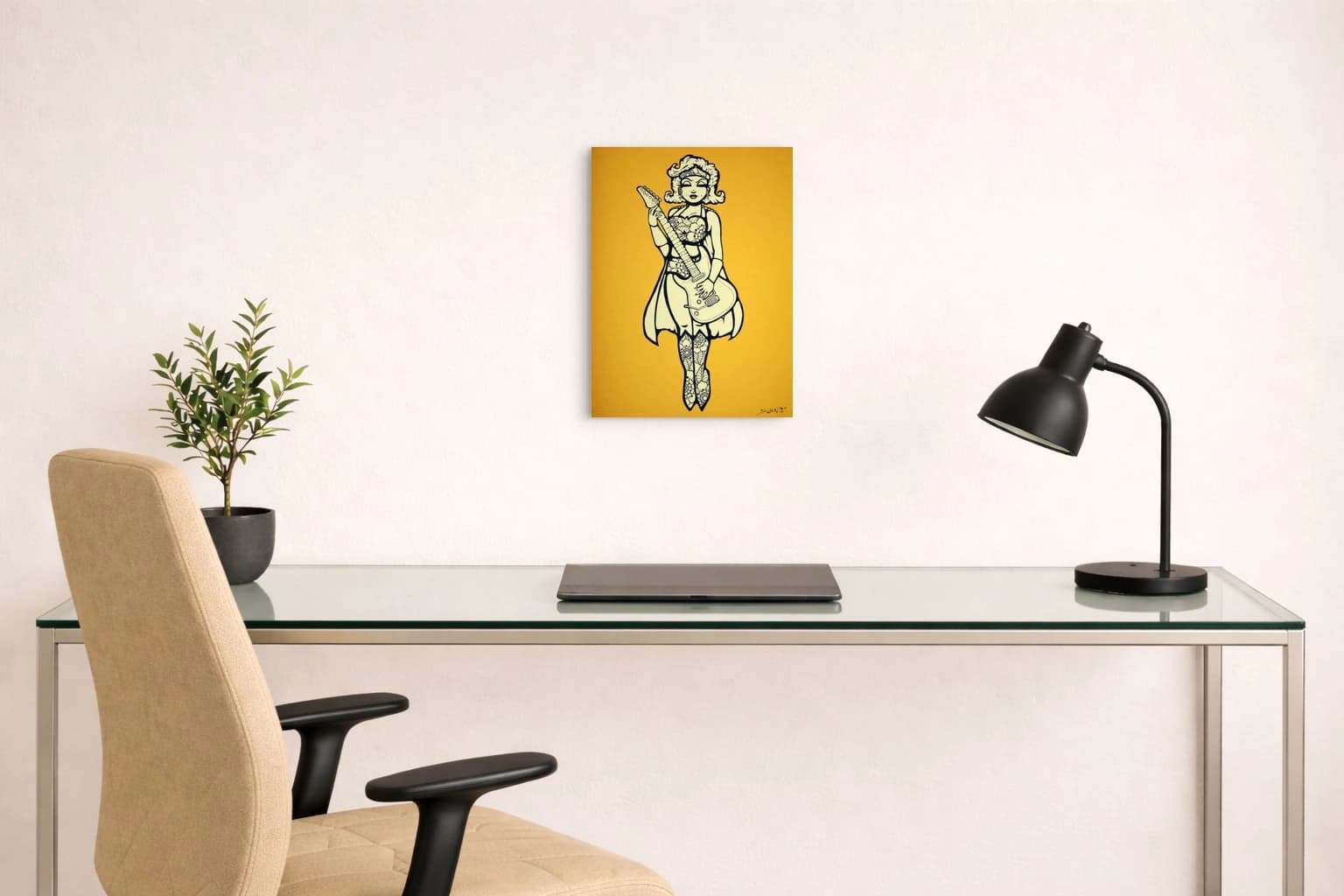 Stilisierte Frau mit Gitarre vor gelbem Hintergrund und floralen Mustern, als Kunstwerk an der Wand eines hellen Raums.