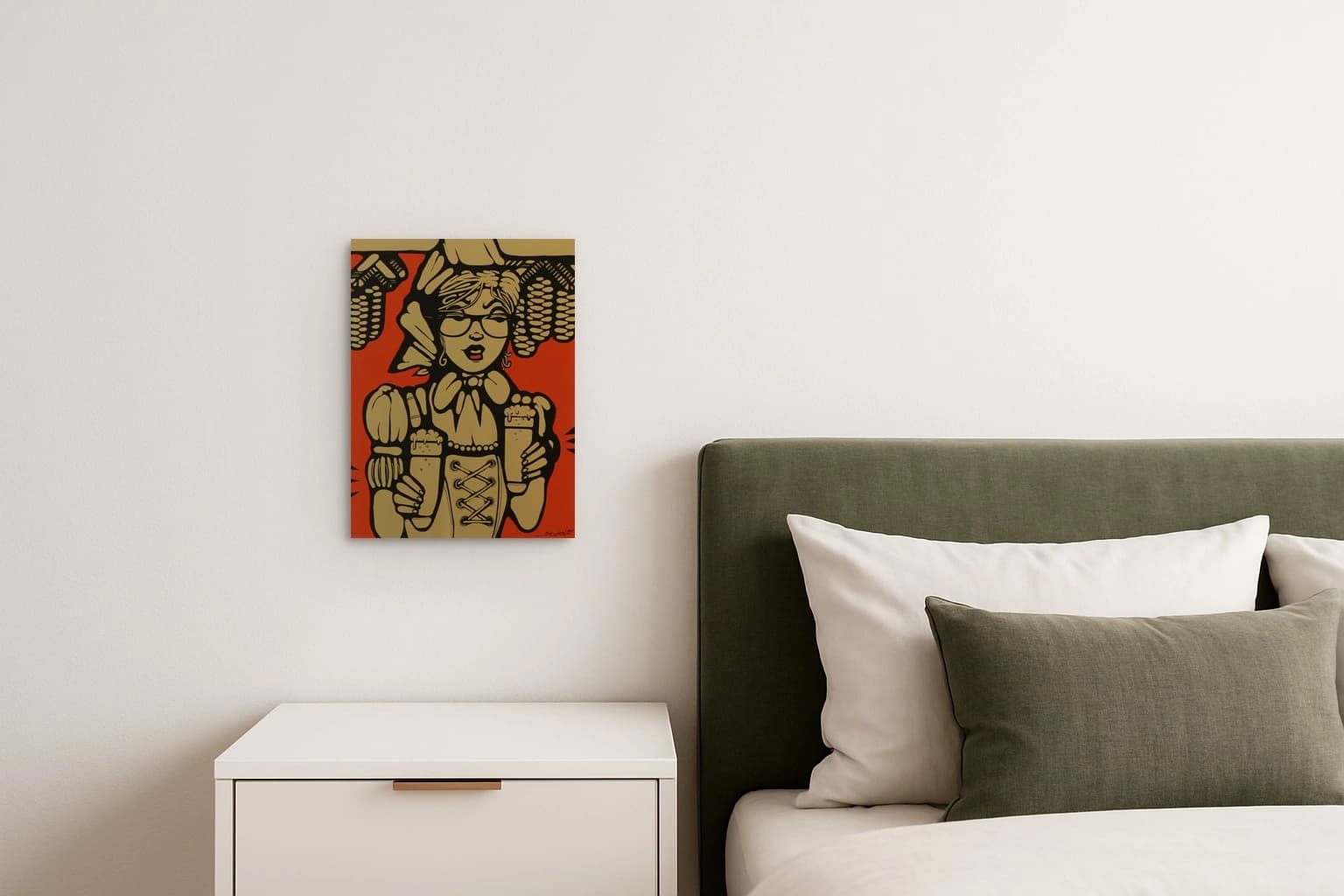 Frau mit Brille hält zwei Biergläser vor rotem Hintergrund, als Kunstwerk an der Wand eines Schlafzimmers.