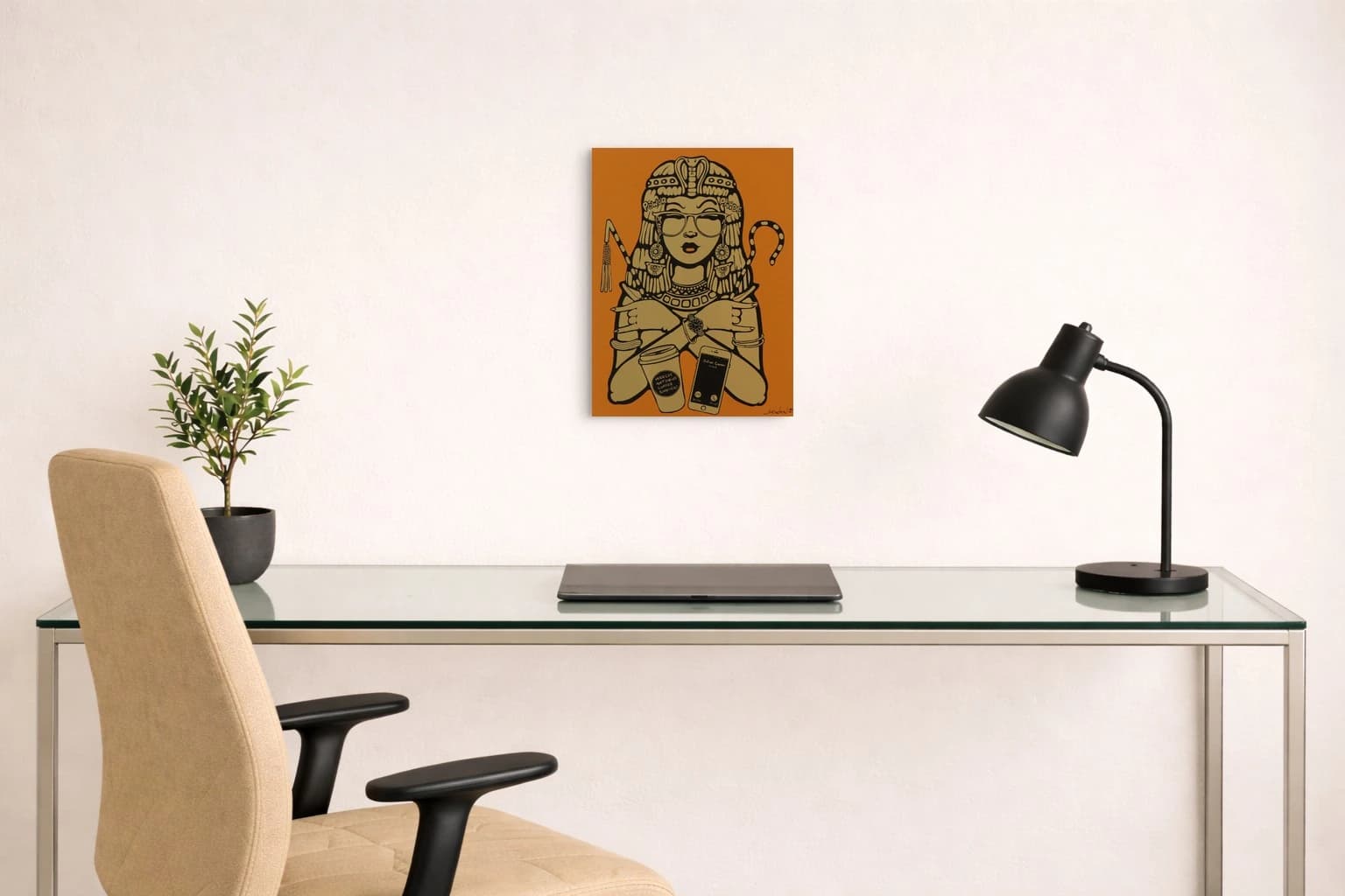 Eine Frau mit Sonnenbrille und ägyptischer Kopfbedeckung kreuzt die Arme vor Becher und Smartphone auf Orange, als Kunstwerk an der Wand eines hellen Arbeitszimmers.