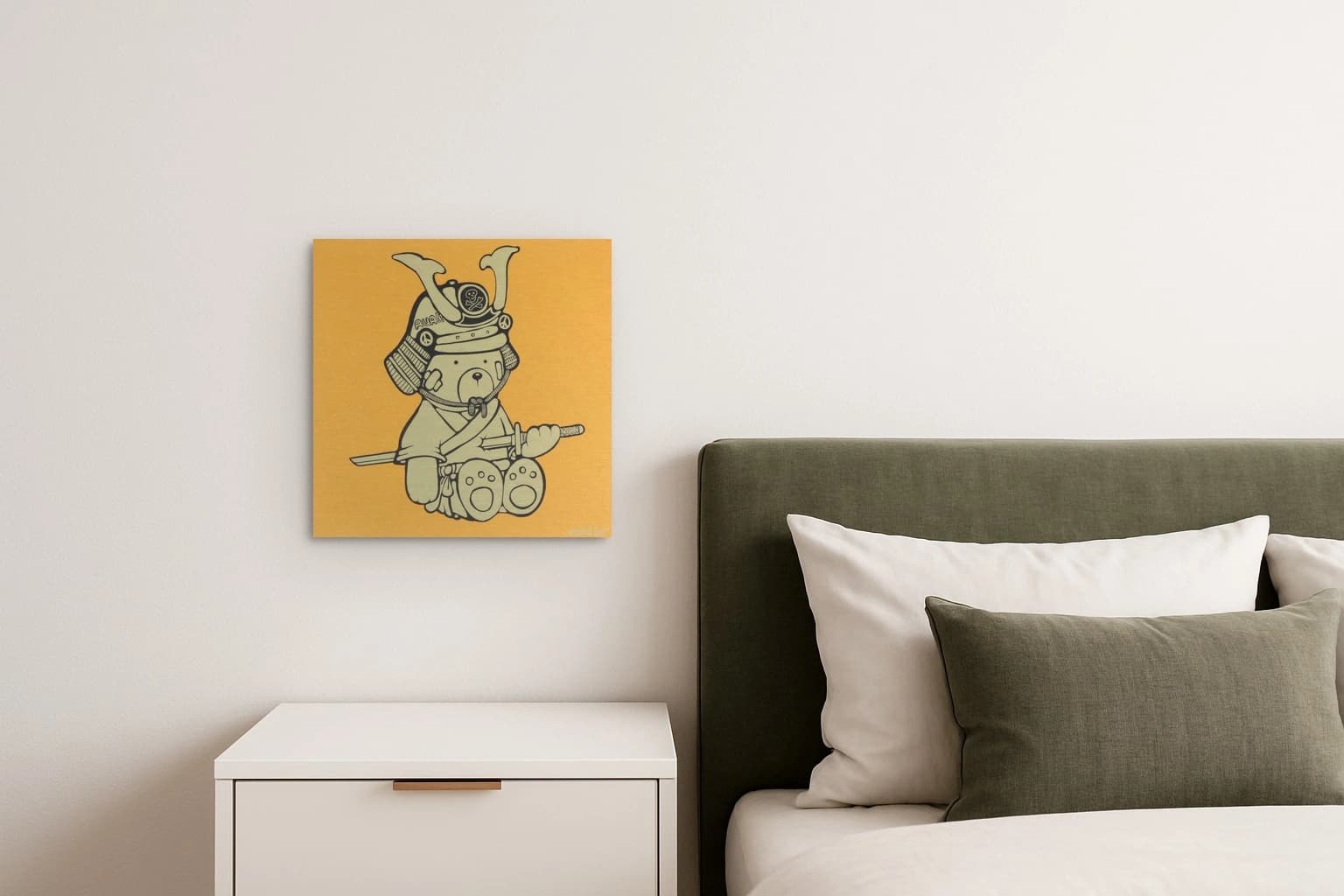 Ein sitzender Bär in Samurai-Rüstung mit Schwert vor orangem Hintergrund, als Kunstwerk an der Wand eines Schlafzimmers.