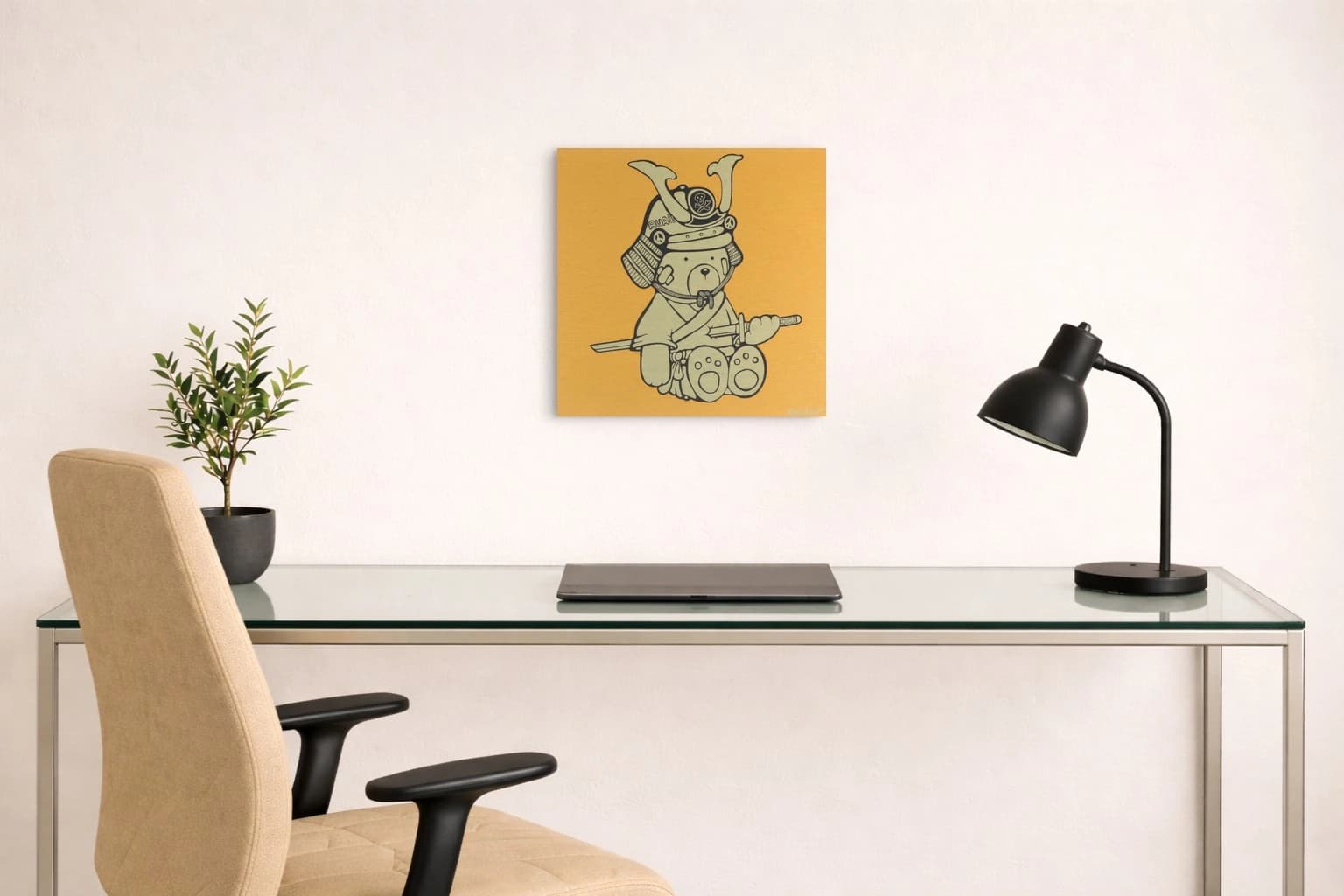 Ein sitzender Bär in Samurai-Rüstung mit Schwert vor orangem Hintergrund, als Kunstwerk an der Wand eines hellen Büros.