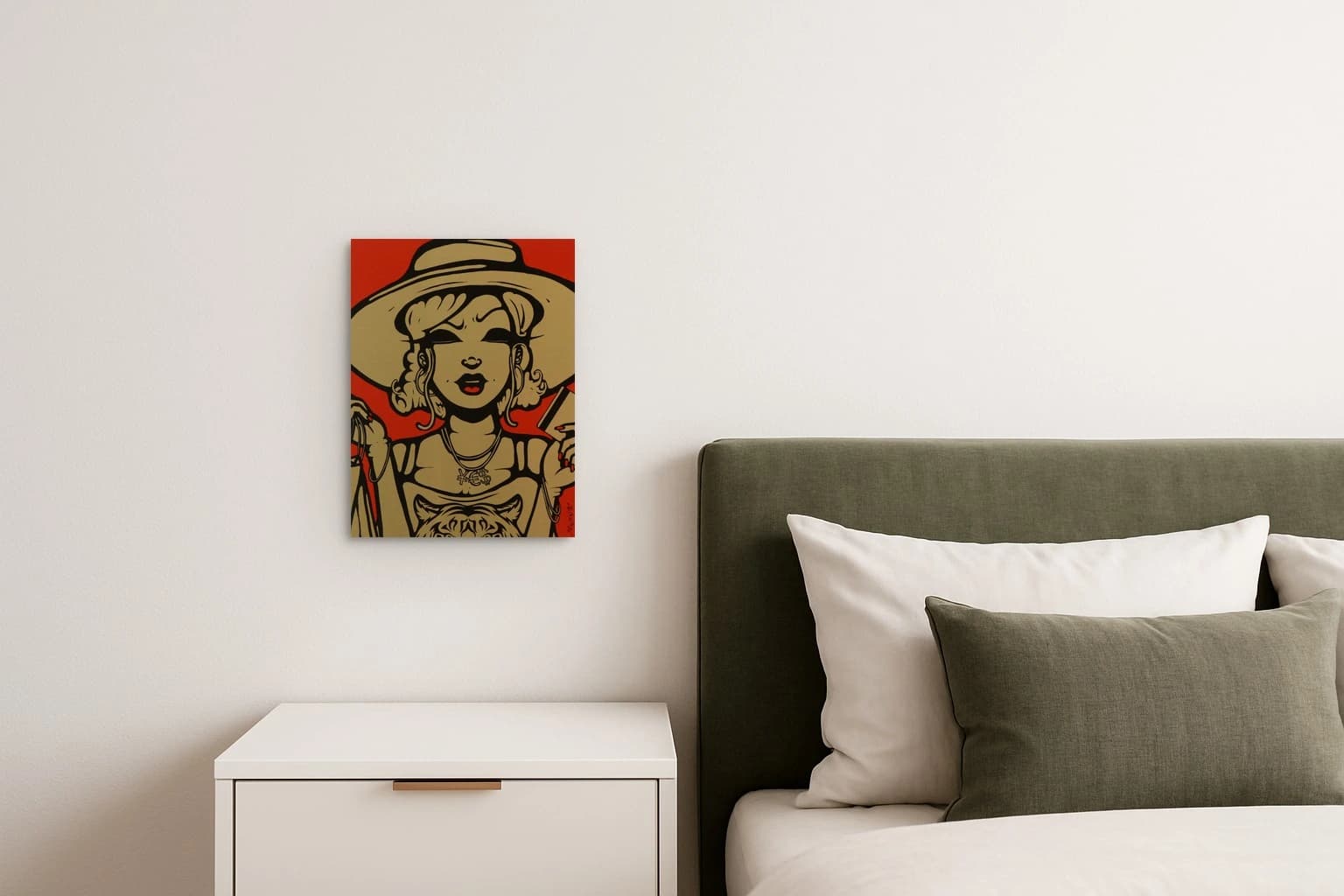 Porträt einer Frau mit großem Hut, Halskette und Katzenmotiv vor rotem Hintergrund, als Kunstwerk an der Wand eines Schlafzimmers.
