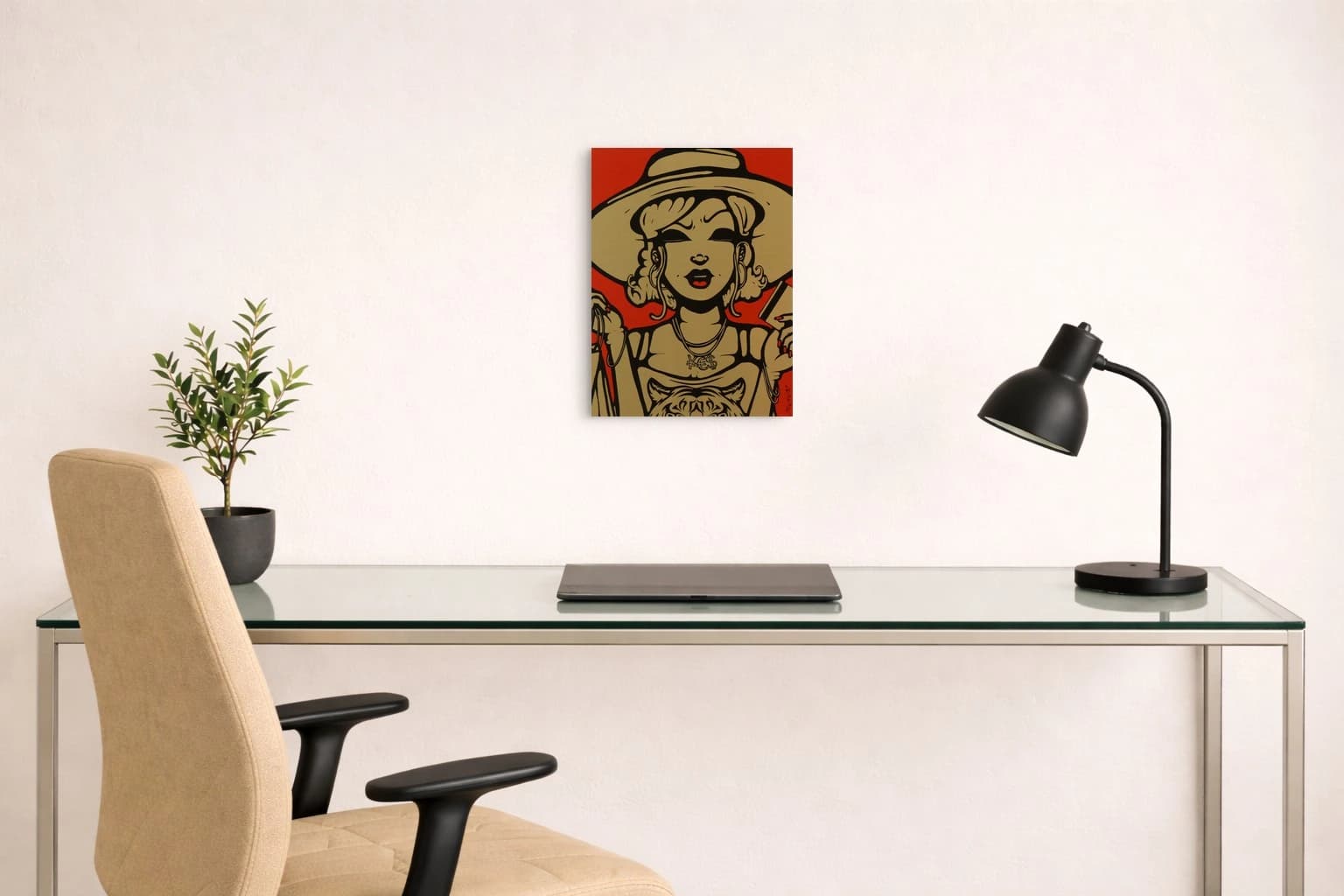 Porträt einer Frau mit großem Hut, Halskette und Katzenmotiv vor rotem Hintergrund, als Kunstwerk an der Wand eines hellen Büros.