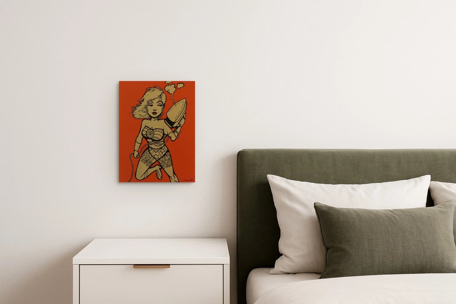 Comicartige Frau mit Bügeleisen vor rotem Hintergrund und Schrift auf den Beinen, als Kunstwerk an der Wand eines Schlafzimmers.