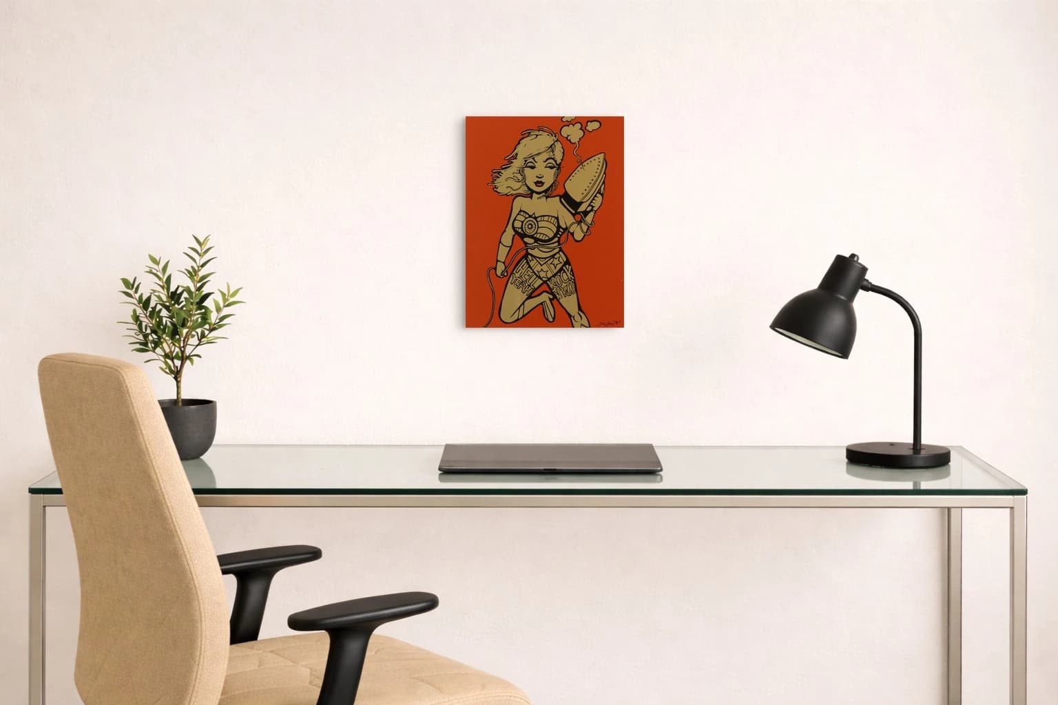 Comicartige Frau mit Bügeleisen vor rotem Hintergrund und Schrift auf den Beinen, als Kunstwerk an der Wand eines Raums.
