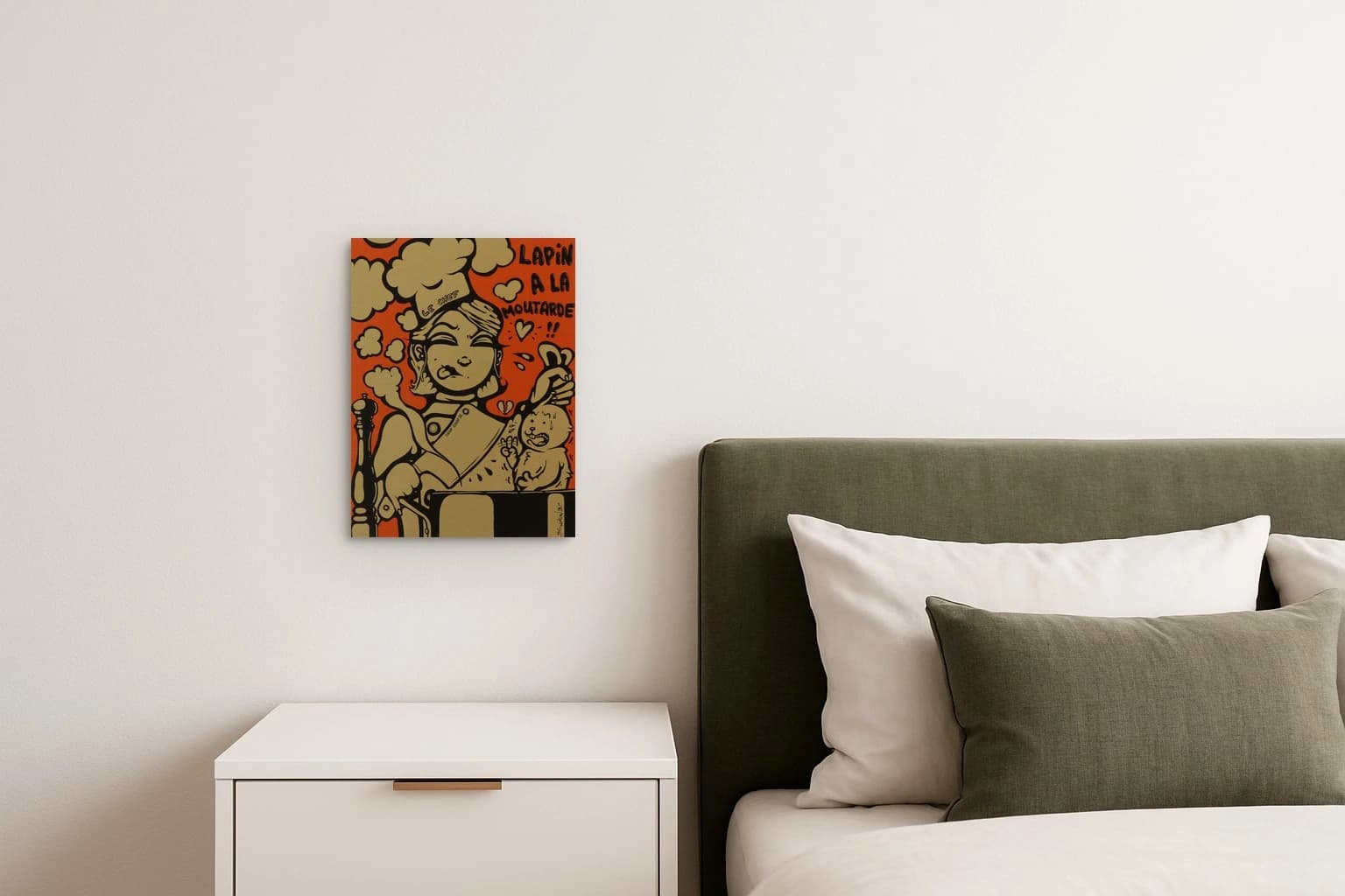 Gezeichnete Frau mit Kochmütze und Messer neben einem Hasen vor orangem Hintergrund mit Text, als Kunstwerk an der Wand eines Schlafzimmers.