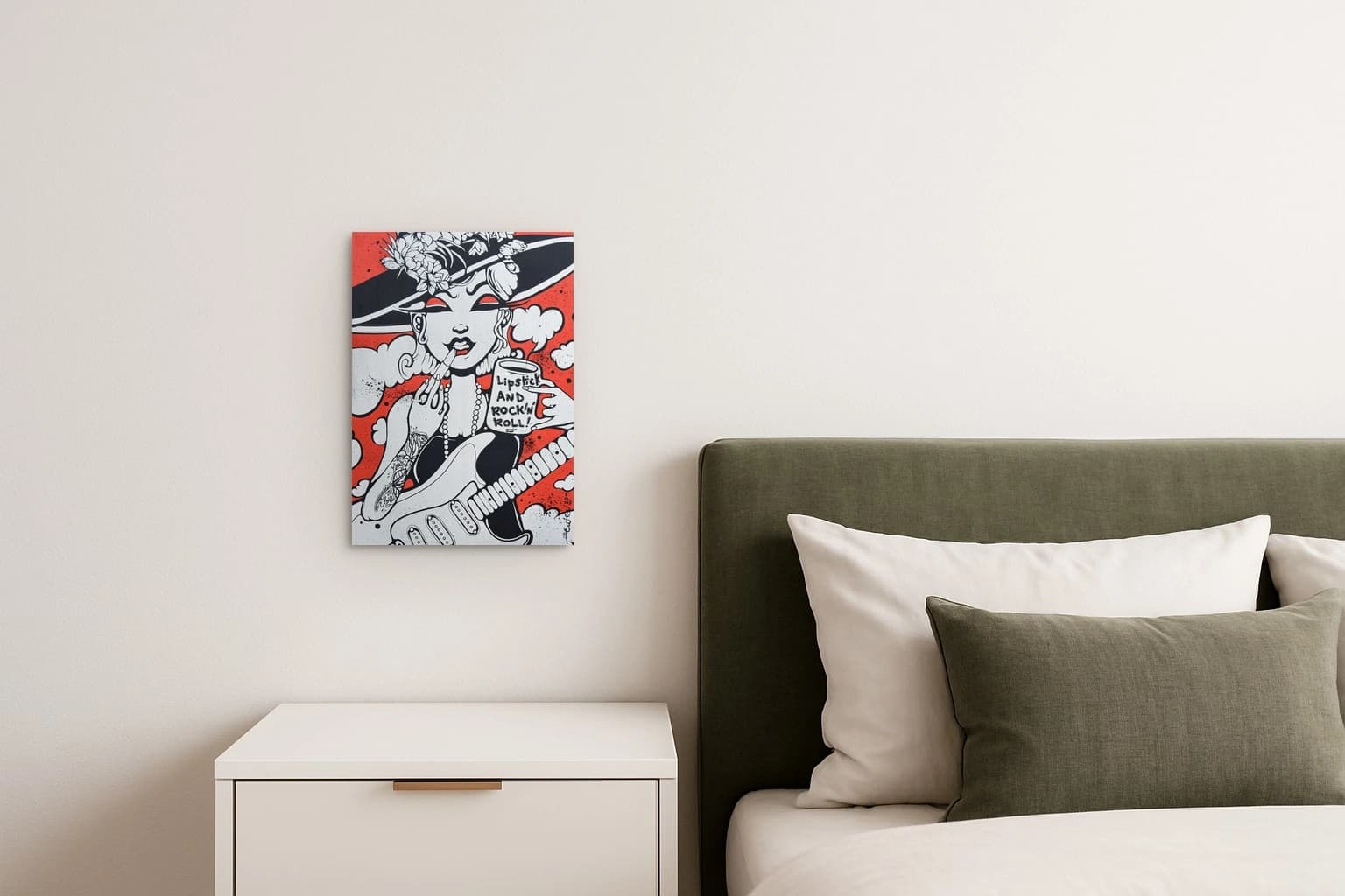 Frau mit Hut hält Gitarre und Becher vor rotem Hintergrund mit weißen Wolken, als Kunstwerk an der Wand eines Schlafzimmers.