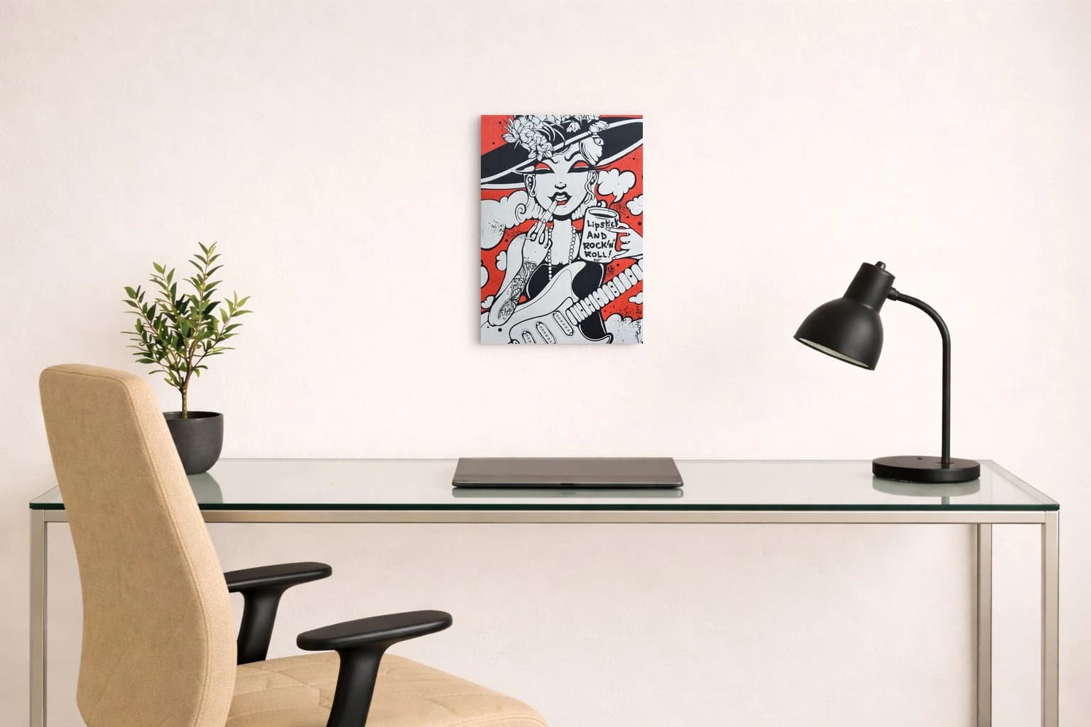 Frau mit Hut hält Gitarre und Becher vor rotem Hintergrund mit weißen Wolken, als Kunstwerk an der Wand eines Raums.