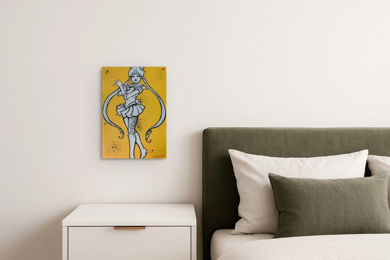 Gezeichnete Figur mit langem Haar und kurzem Rock vor gelbem Hintergrund mit schwarzen Sprenkeln, als Kunstwerk an der Wand eines Schlafzimmers.