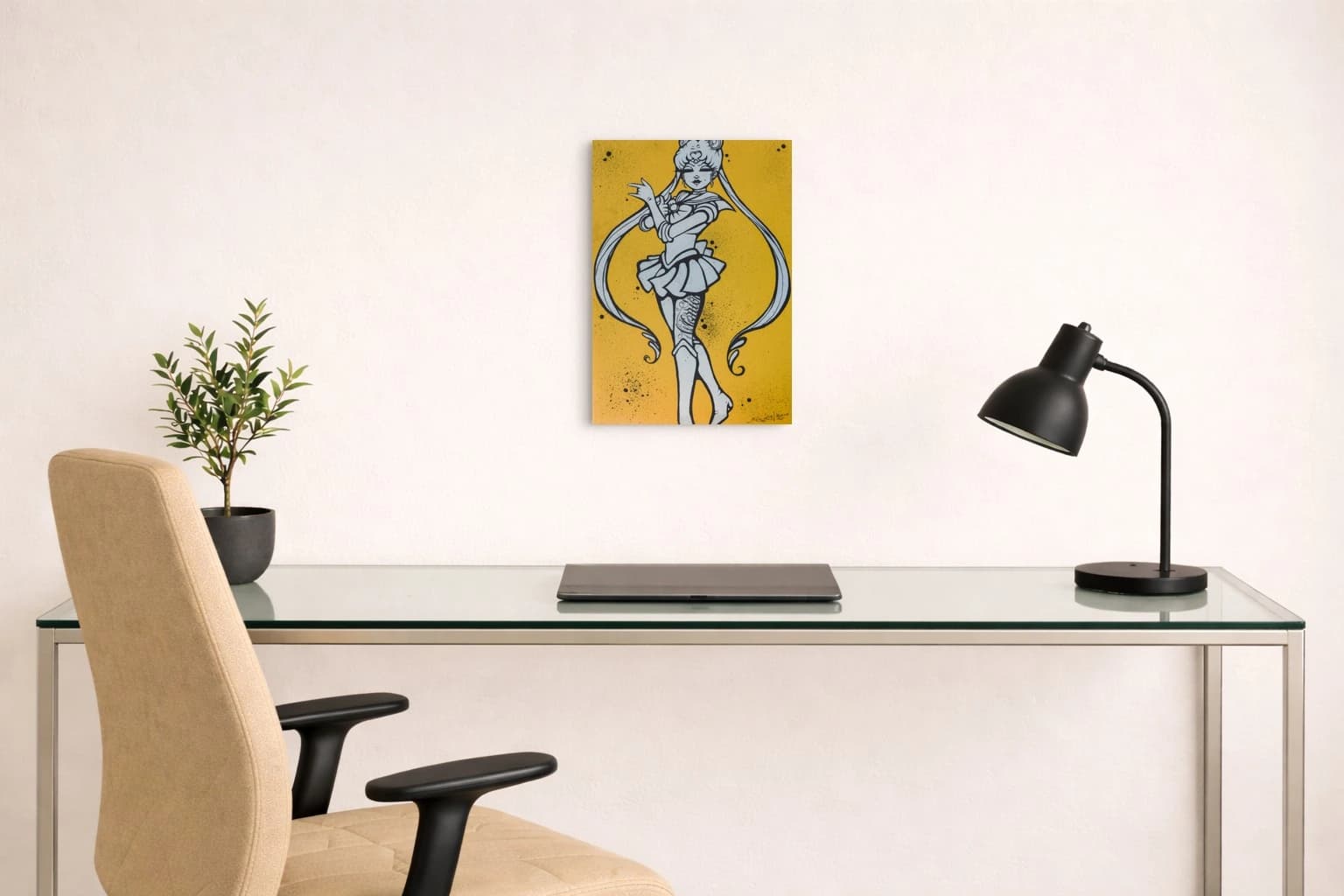 Gezeichnete Figur mit langem Haar und kurzem Rock vor gelbem Hintergrund mit schwarzen Sprenkeln, als Kunstwerk an der Wand eines Raums.