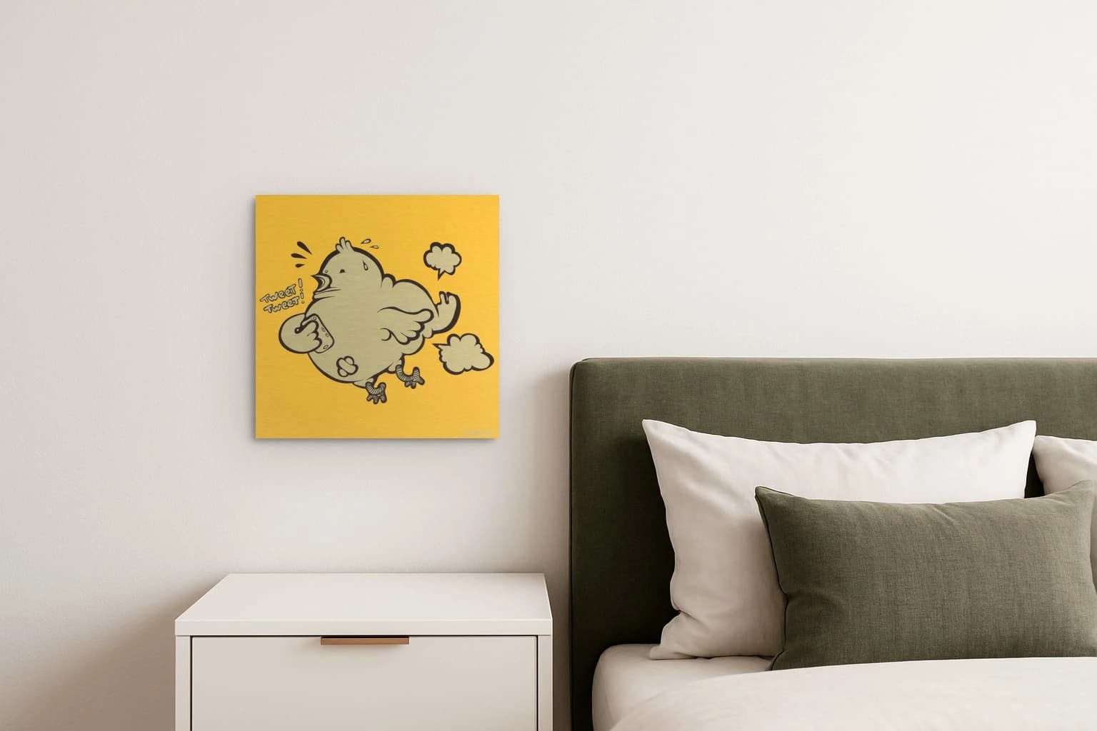 Cartoon-Vogel mit Handy und Sprechwolken auf gelbem Hintergrund, als Kunstwerk an der Wand eines Schlafzimmers.