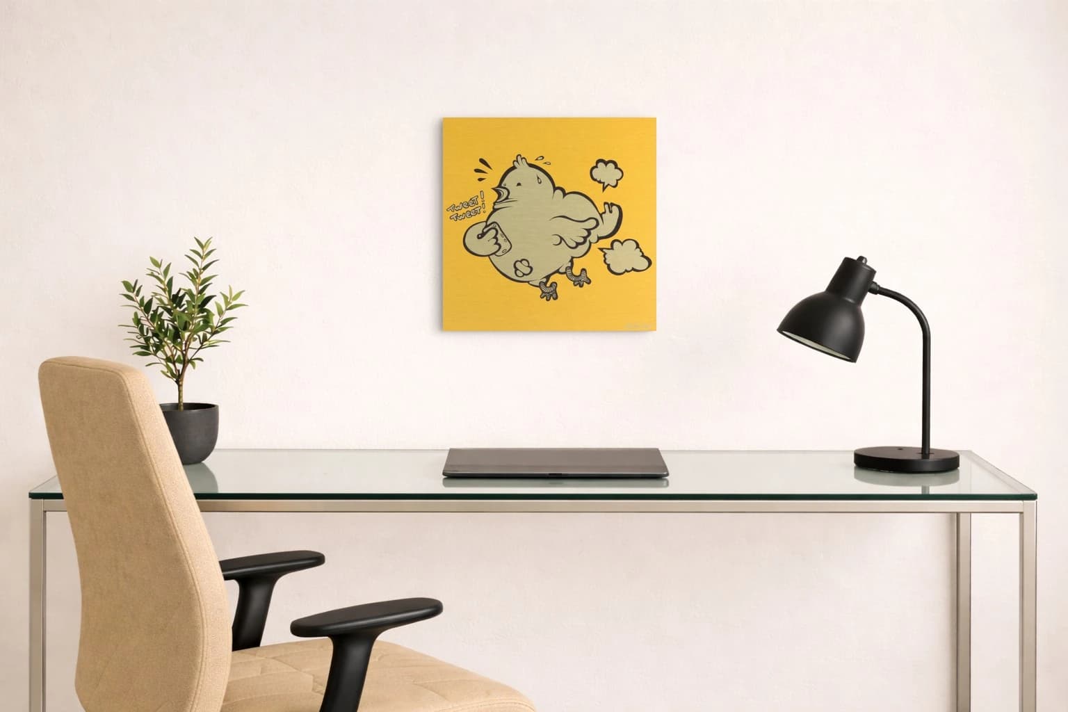 Cartoon-Vogel mit Handy und Sprechwolken auf gelbem Hintergrund, als Kunstwerk an der Wand eines Raums.