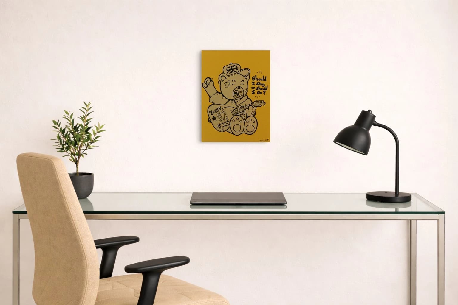 Teddy mit Union-Jack-Mütze hält eine E-Gitarre vor gelbem Hintergrund mit Schriftzug, als Kunstwerk an der Wand eines hellen Raums.