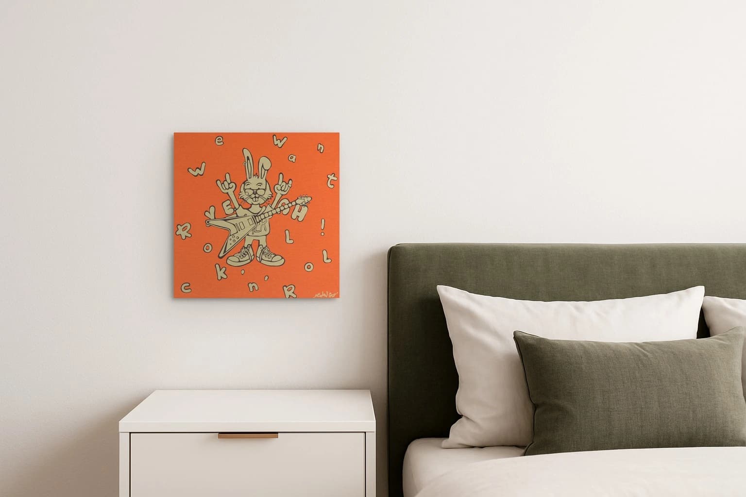 Hasenfigur mit E-Gitarre vor orangem Hintergrund und Buchstaben, als Kunstwerk an der Wand eines Schlafzimmers.