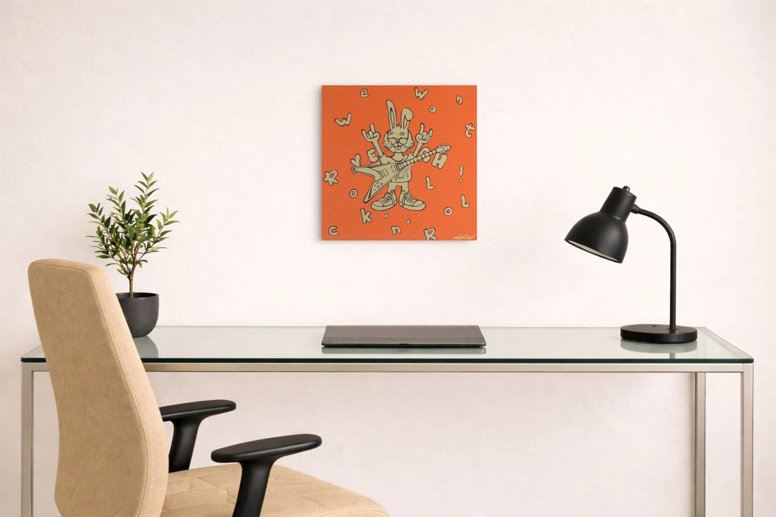 Hasenfigur mit E-Gitarre vor orangem Hintergrund und verstreuten Buchstaben, als Kunstwerk an der Wand eines hellen Raums.