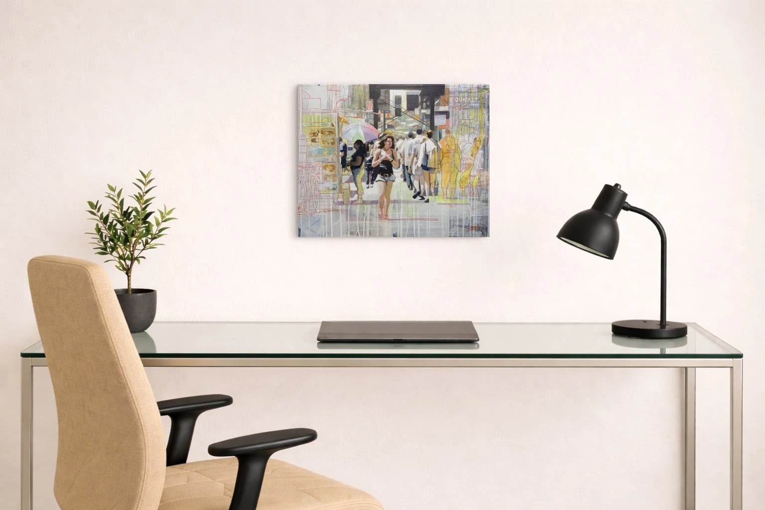 Menschen gehen durch eine Straße, vorn eine Frau mit Tasche, links ein bunter Schirm und rechts gelbe Figuren, als Kunstwerk an der Wand eines hellen Arbeitsraums.