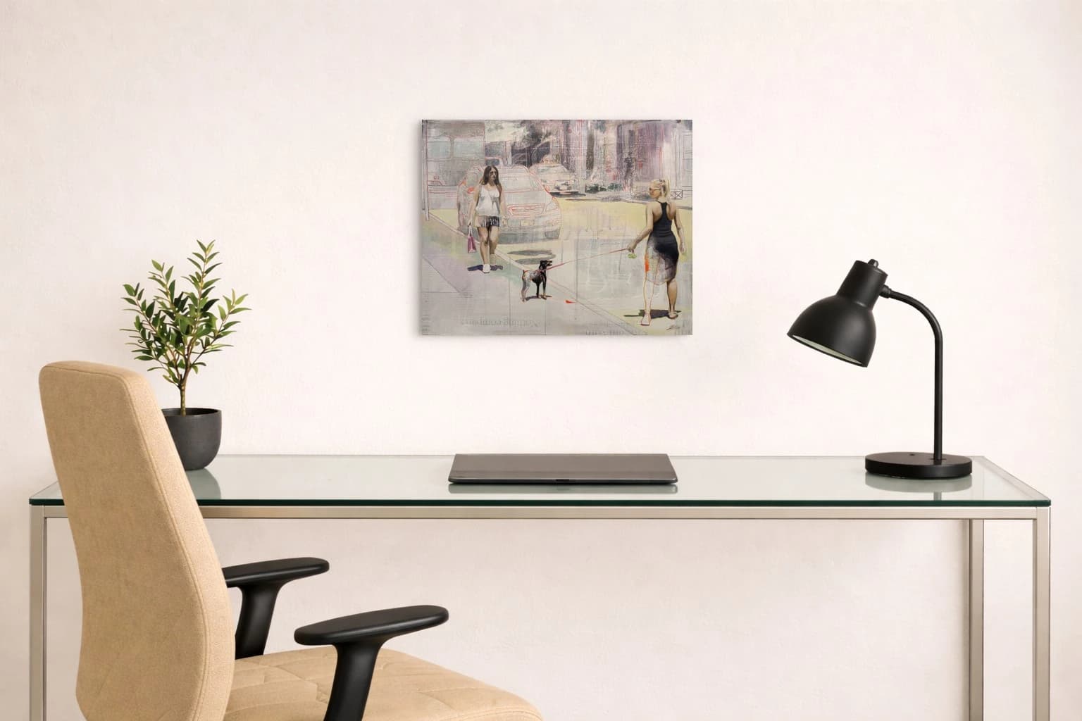 Zwei Frauen mit kleinem Hund an einer Straße, als Kunstwerk an der Wand eines hellen Arbeitszimmers.